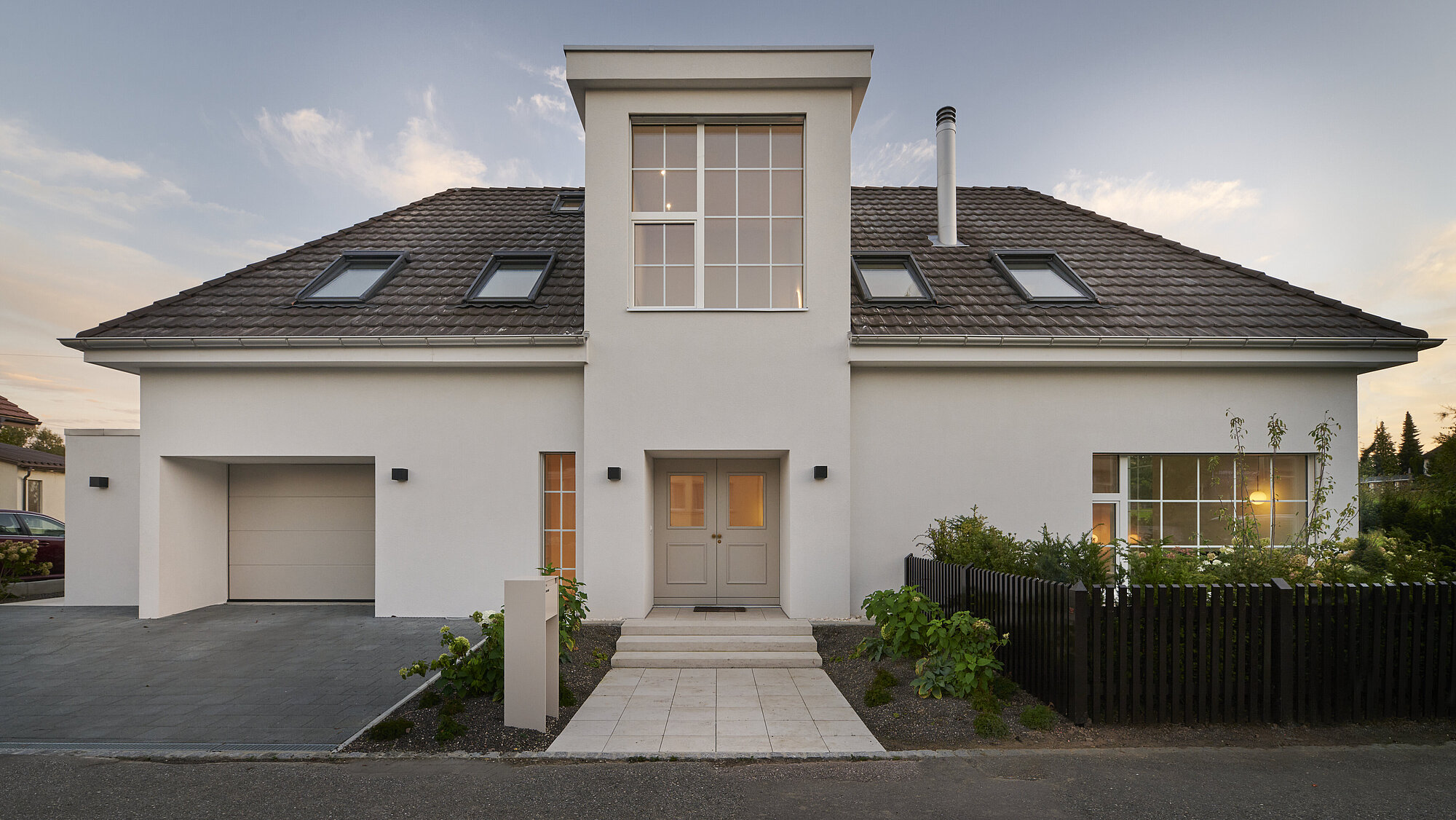 Das Einfamilienhaus MEADOW in der Aussenansicht, Strassenseite