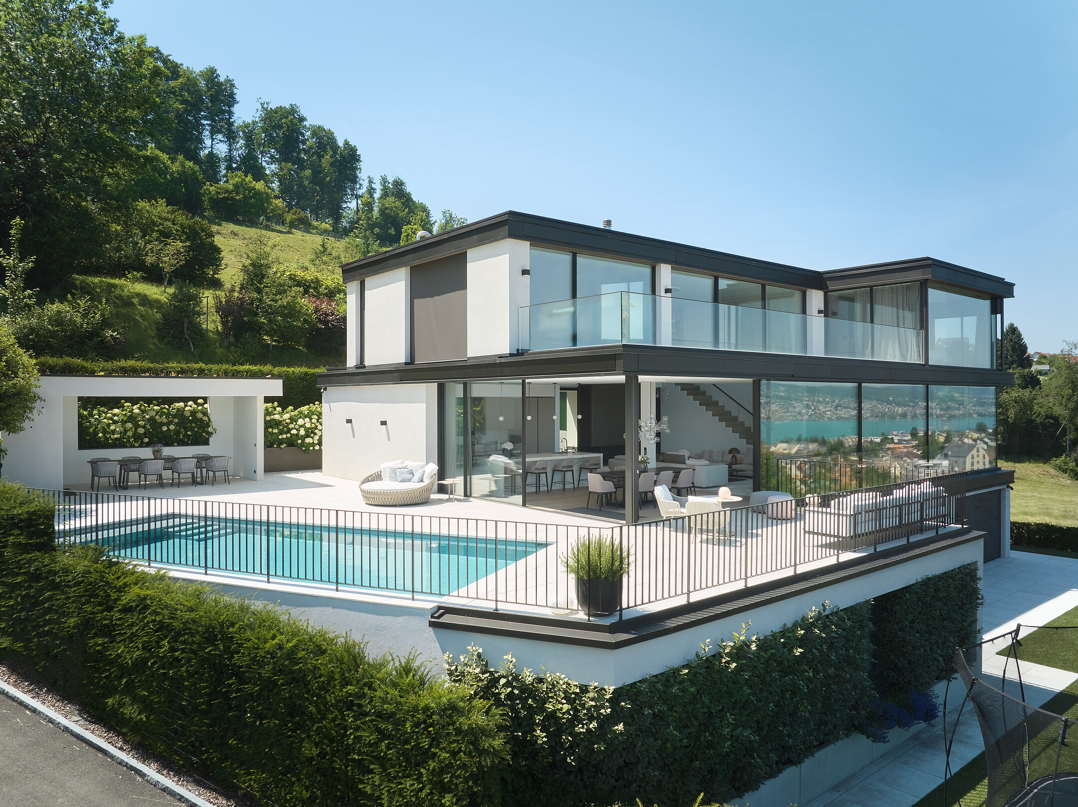 Das Einfamilienhaus VILLA OPERA in der Aussenansicht, Poolseite
