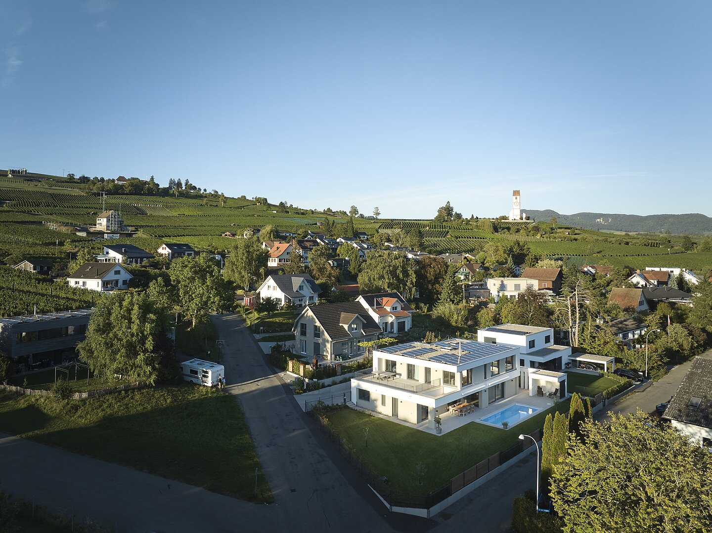 Das Einfamilienhaus VITIS VINIFERA in der Aussenansicht, Drohnenaufnahme