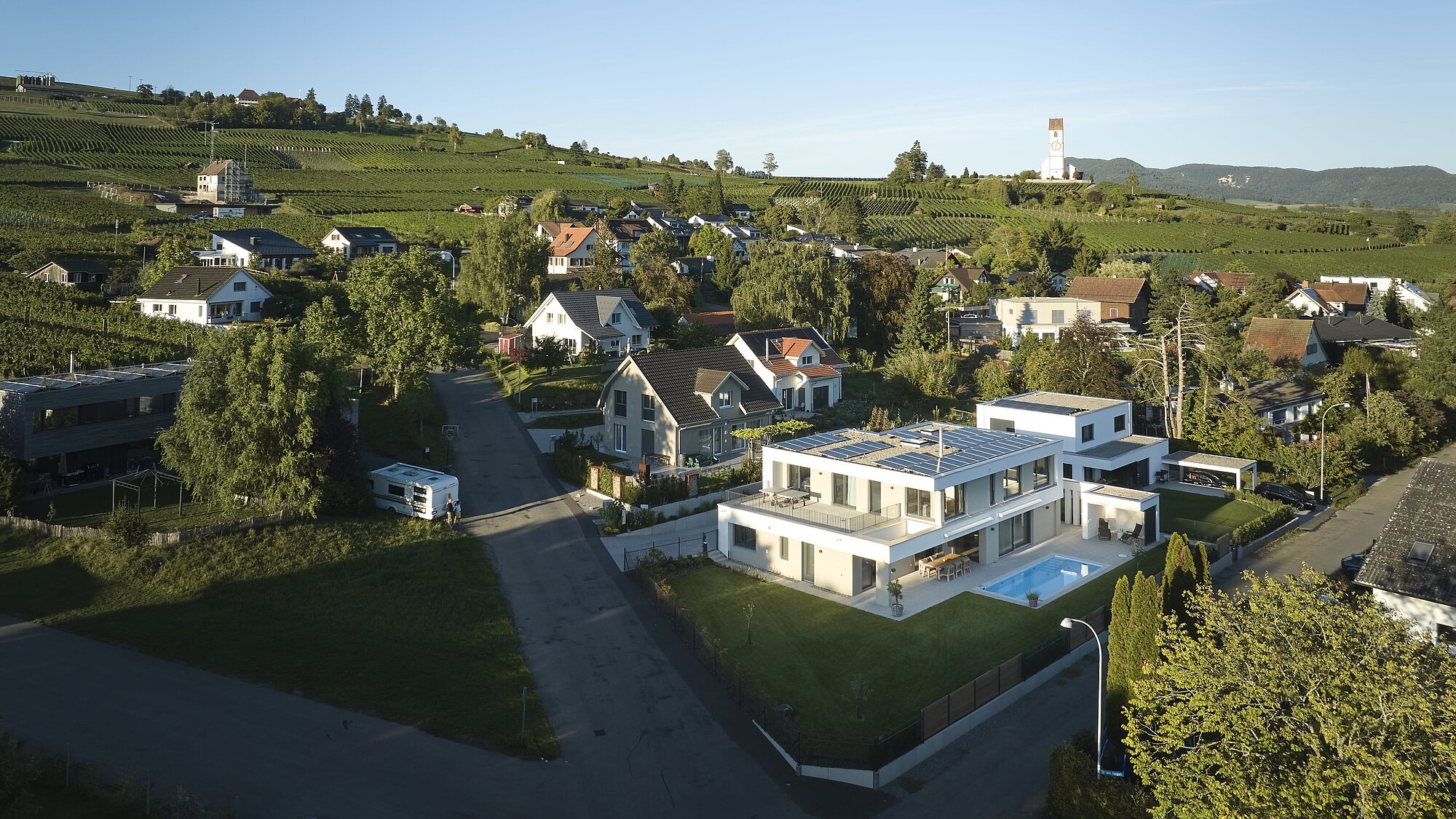 Das Einfamilienhaus VITIS VINIFERA in der Aussenansicht, Drohnenaufnahme