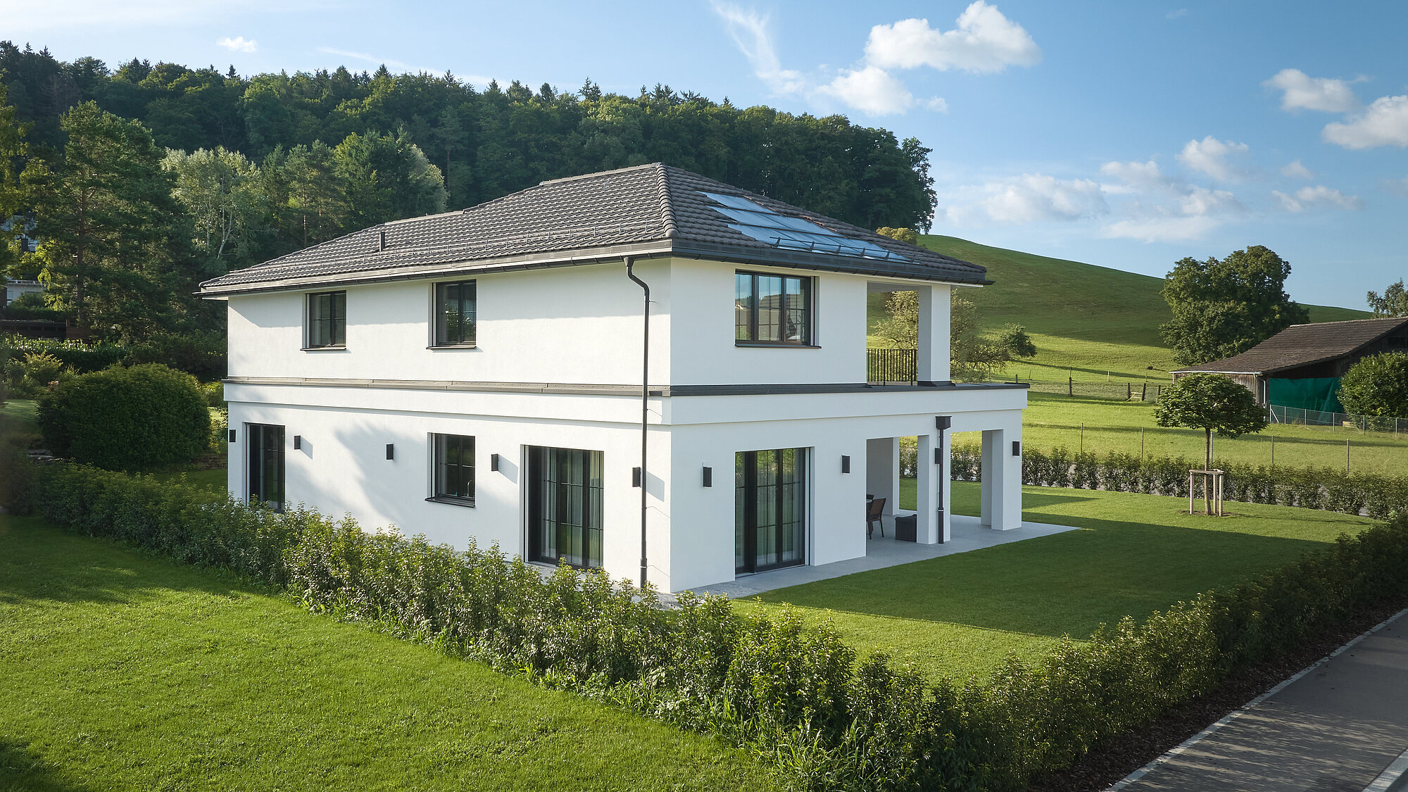 Das Einfamilienhaus KENSINGTON in der Aussenansicht, Gartenseite