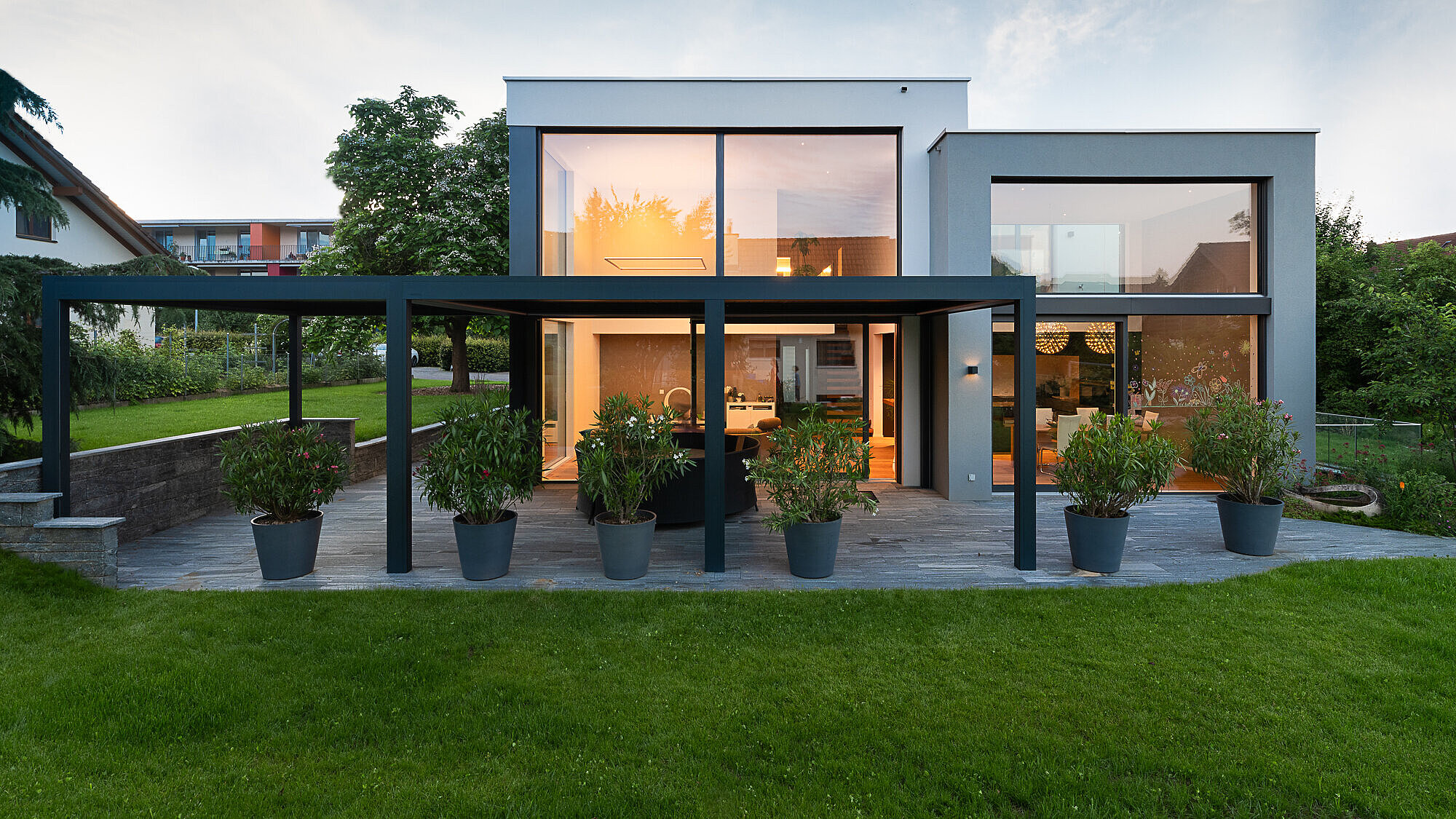 Das Einfamilienhaus TETRIS in der Aussenansicht, Garten