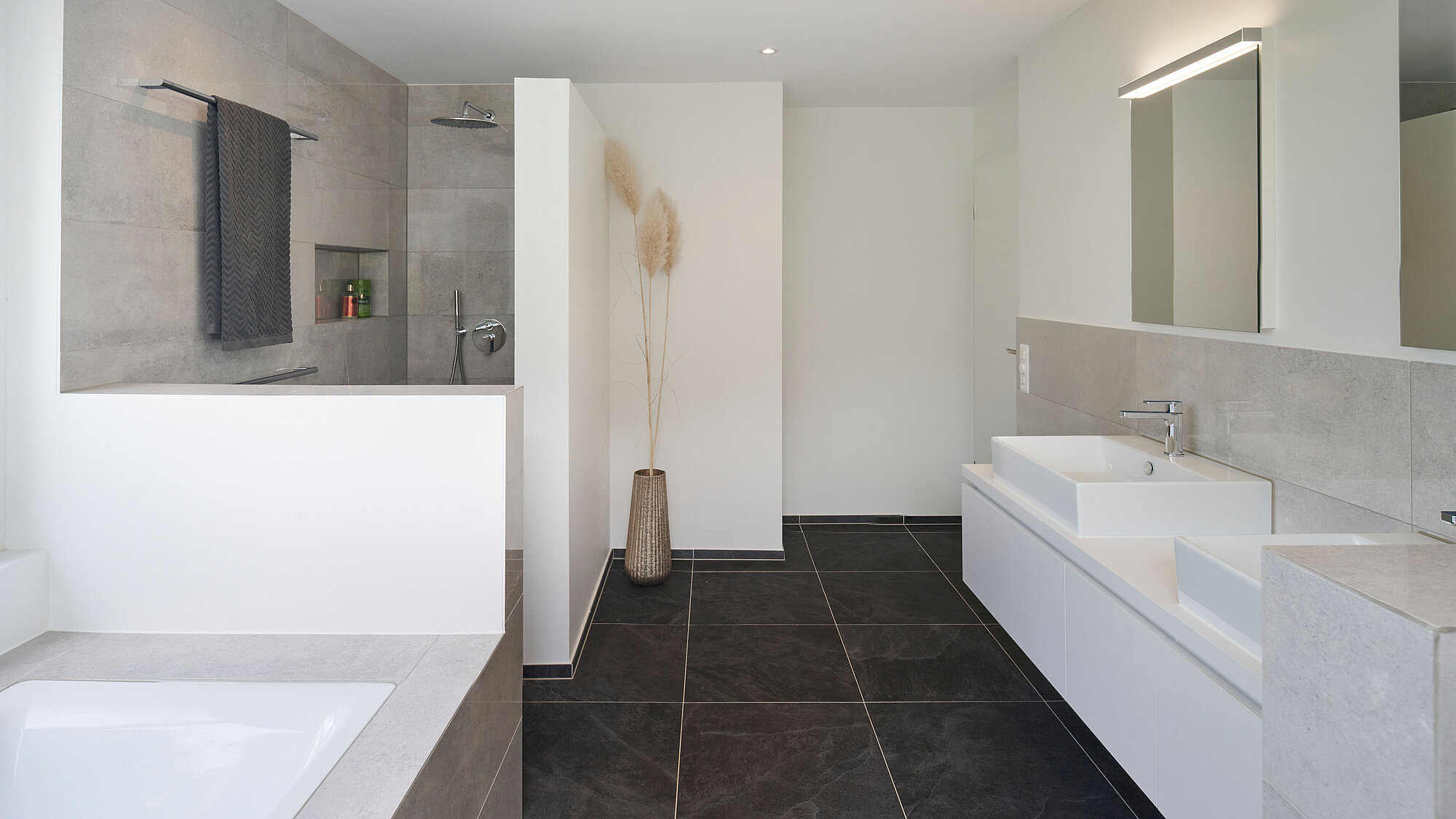[Translate to English:] Das Einfamilienhaus COAST in der Innenansicht, Badezimmer