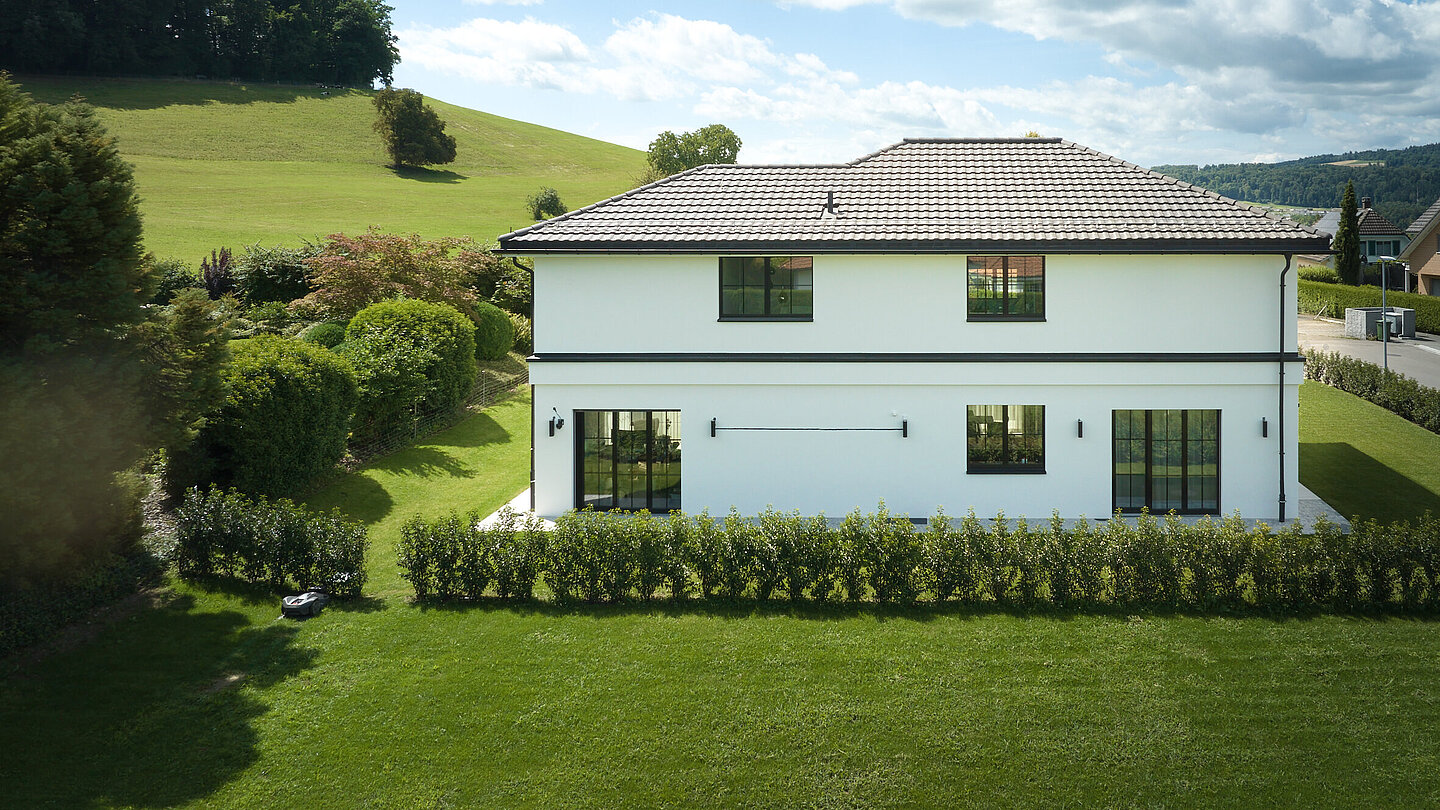 Das Einfamilienhaus KENSINGTON in der Aussenansicht, Gartenseite