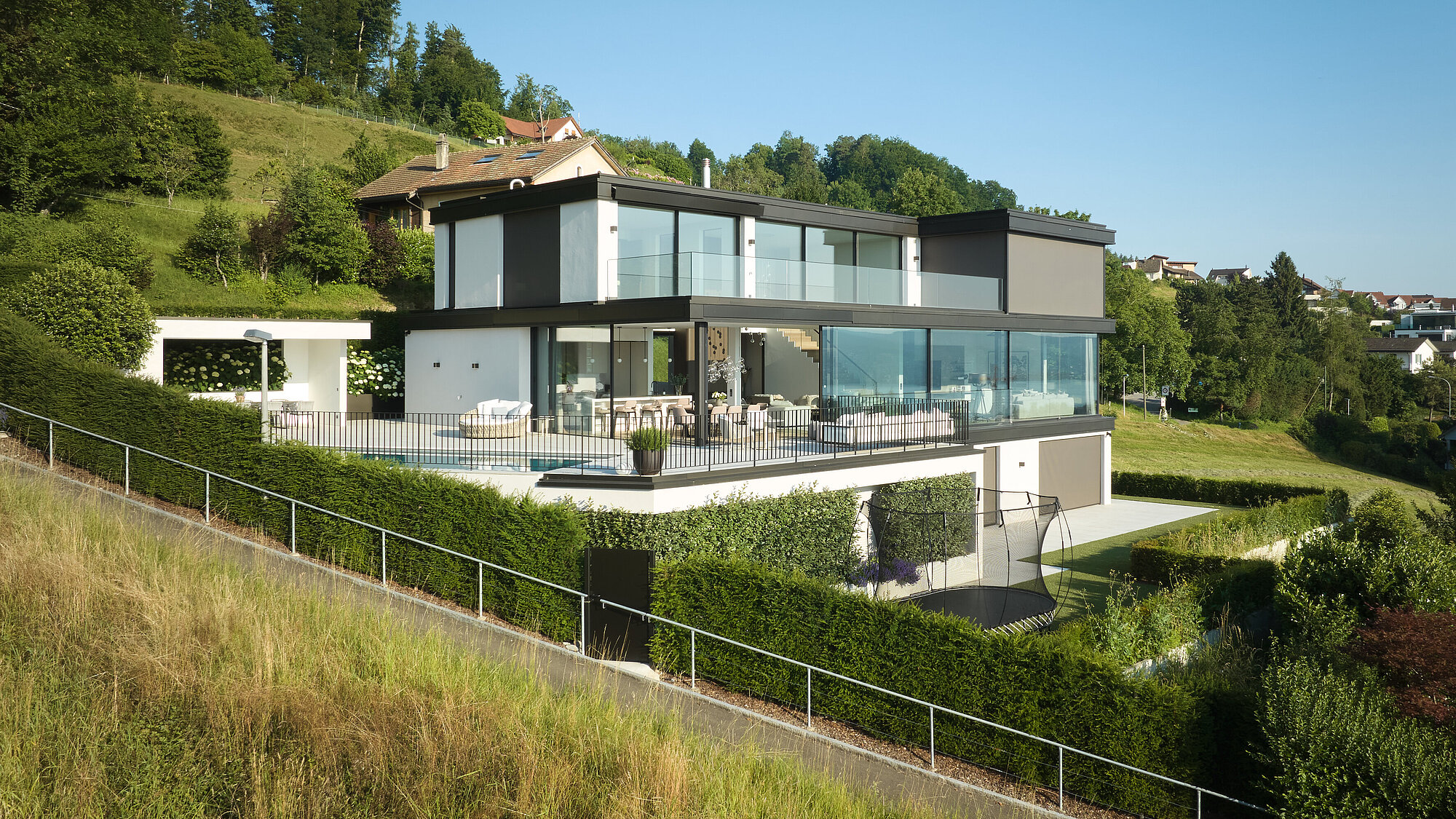 Das Einfamilienhaus VILLA OPERA in der Aussenansicht, Drohnenaufnahme