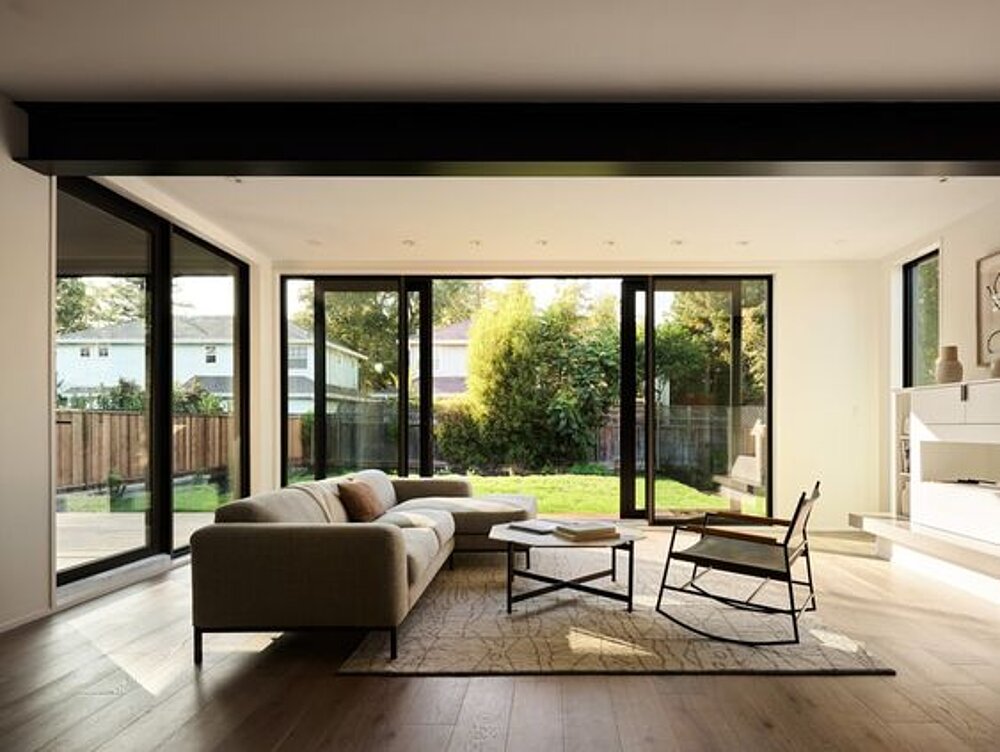 Wohnzimmer mit grossen Fensterfronten