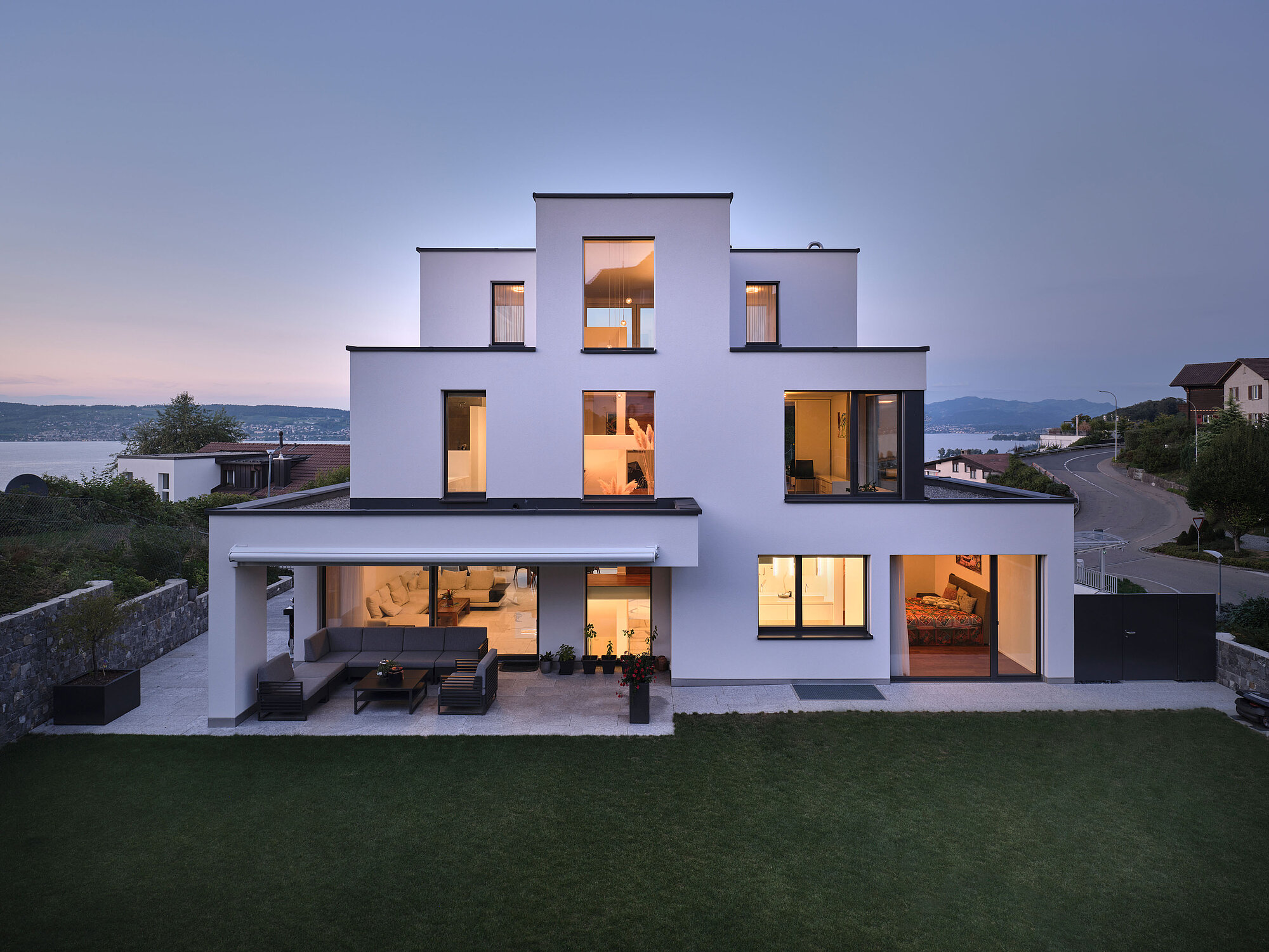 [Translate to English:] Das Einfamilienhaus COAST in der Aussenansicht, Garten