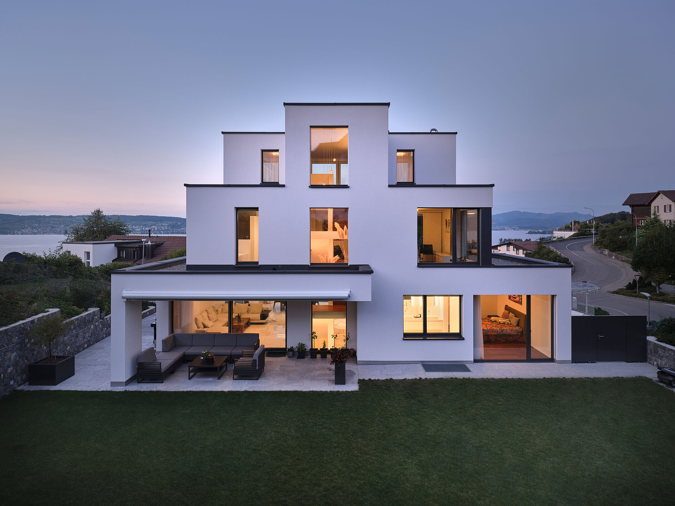 [Translate to English:] Das Einfamilienhaus COAST in der Aussenansicht, Garten