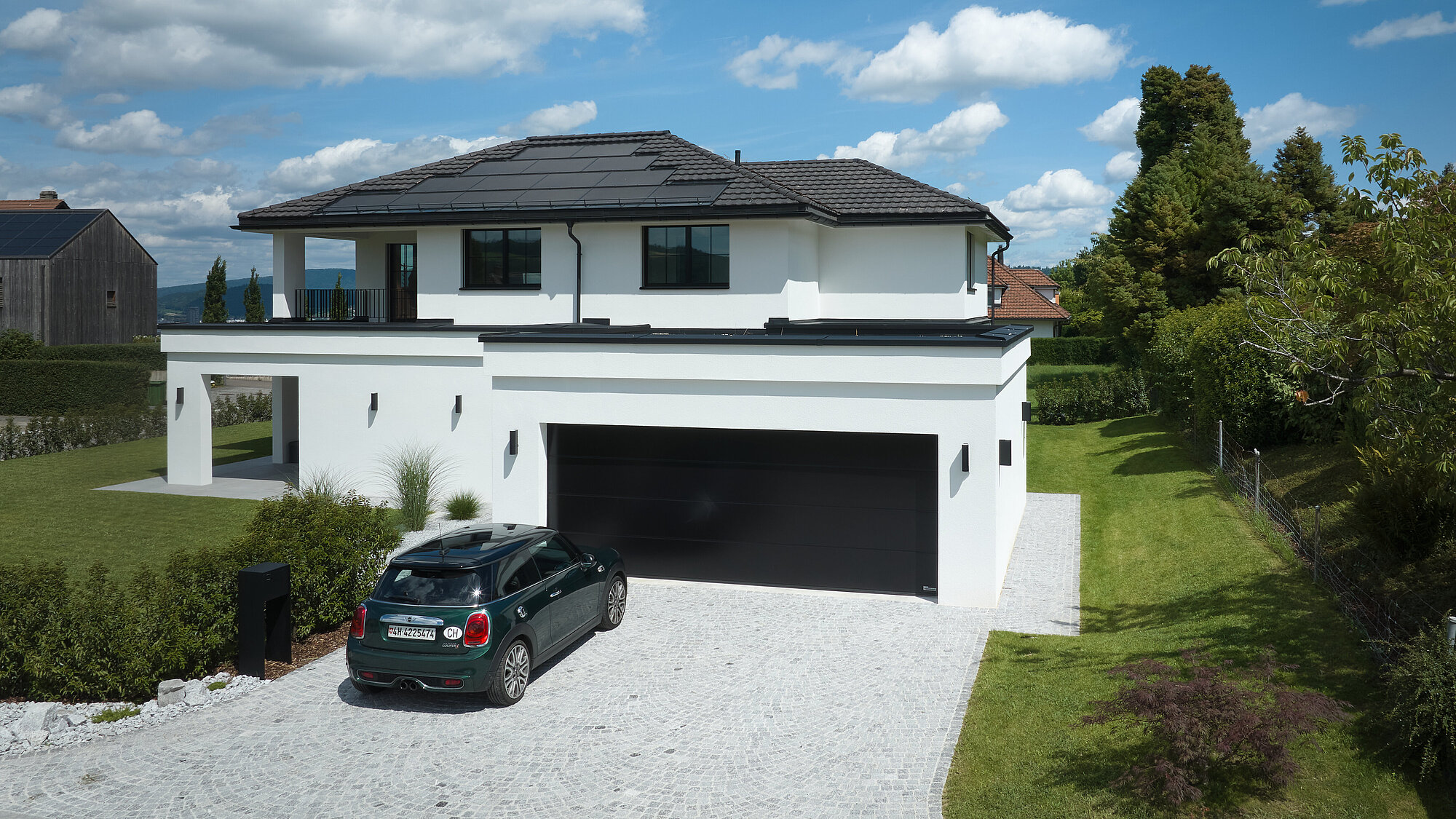 Das Einfamilienhaus KENSINGTON in der Aussenansicht, Garagenseite