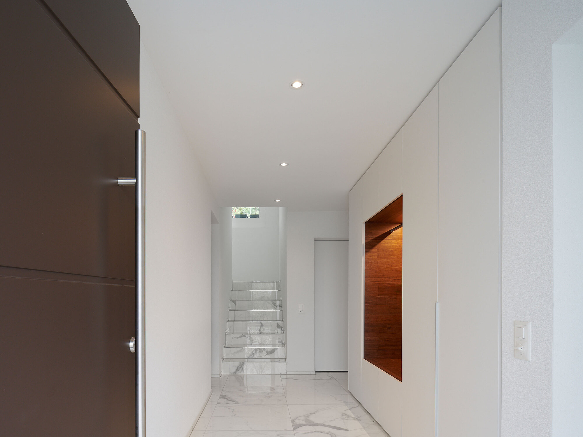 [Translate to English:] Das Einfamilienhaus COAST in der Innenansicht, Garderobe