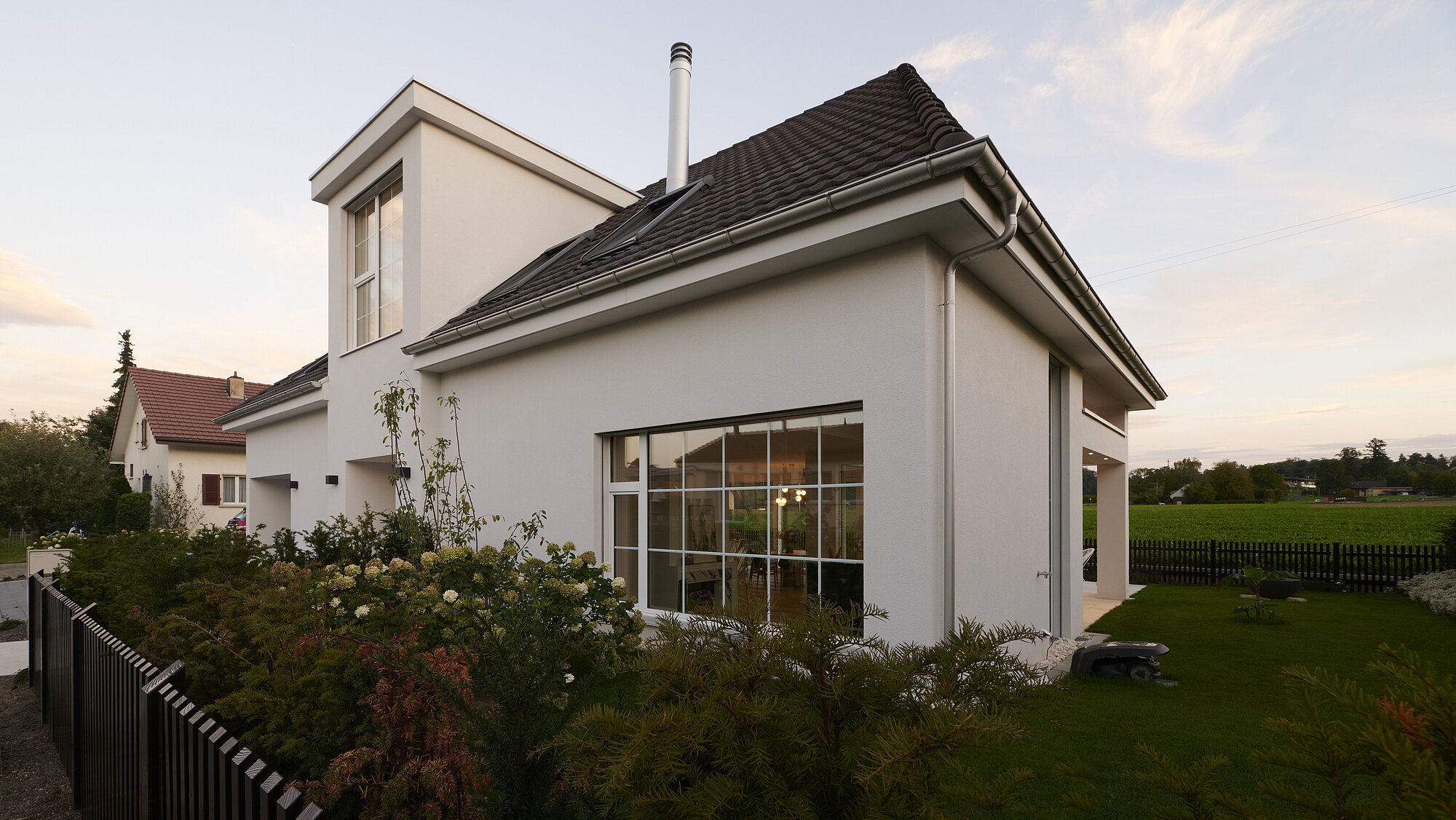 Das Einfamilienhaus MEADOW in der Aussenansicht, Strassenseite