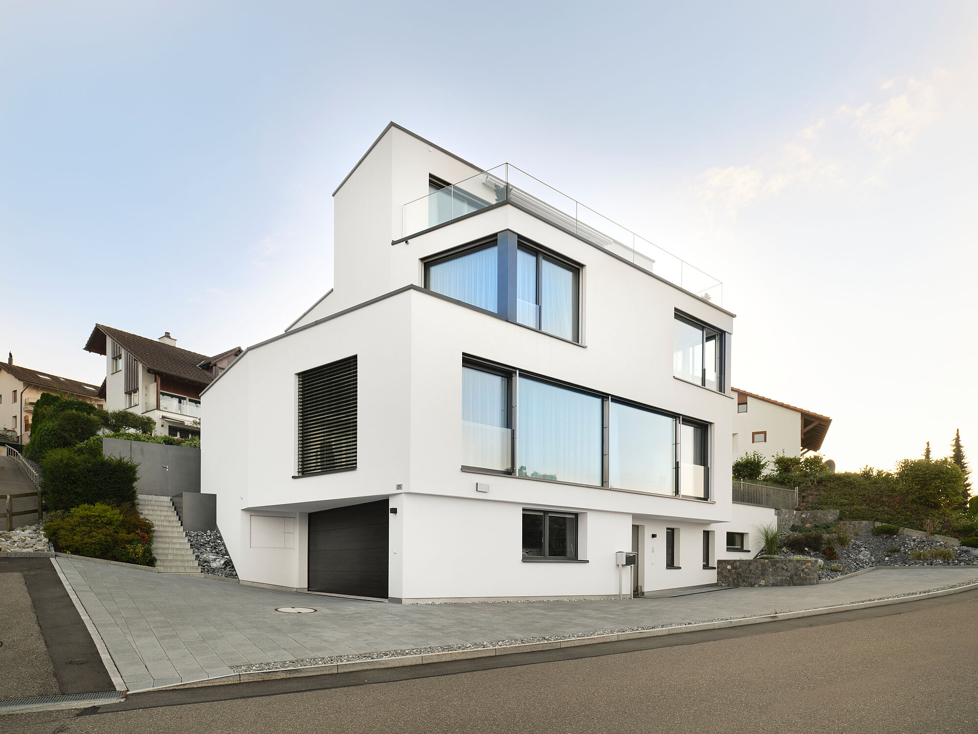 [Translate to English:] Das Einfamilienhaus COAST in der Aussenansicht, , Strassenseite