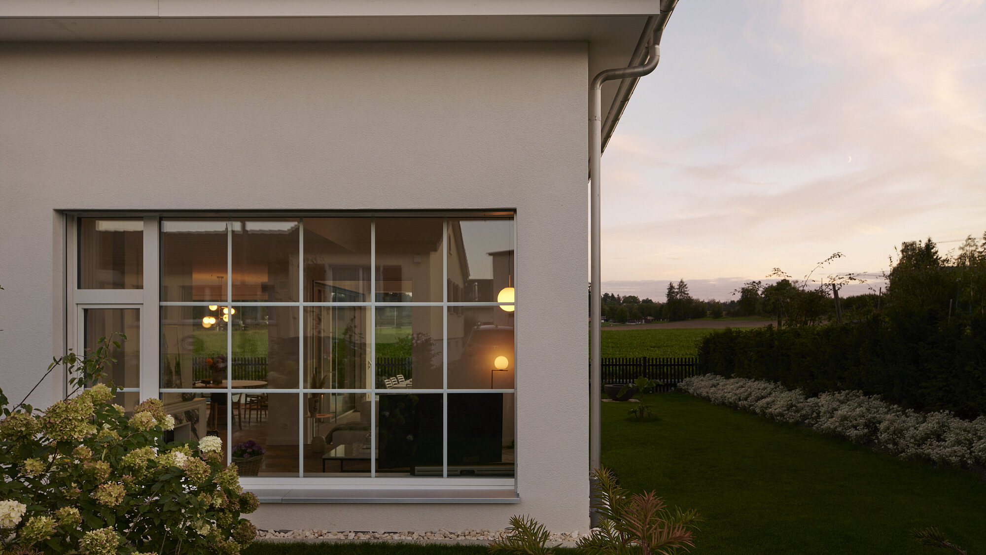 Das Einfamilienhaus MEADOW in der Aussenansicht, Strassenseite