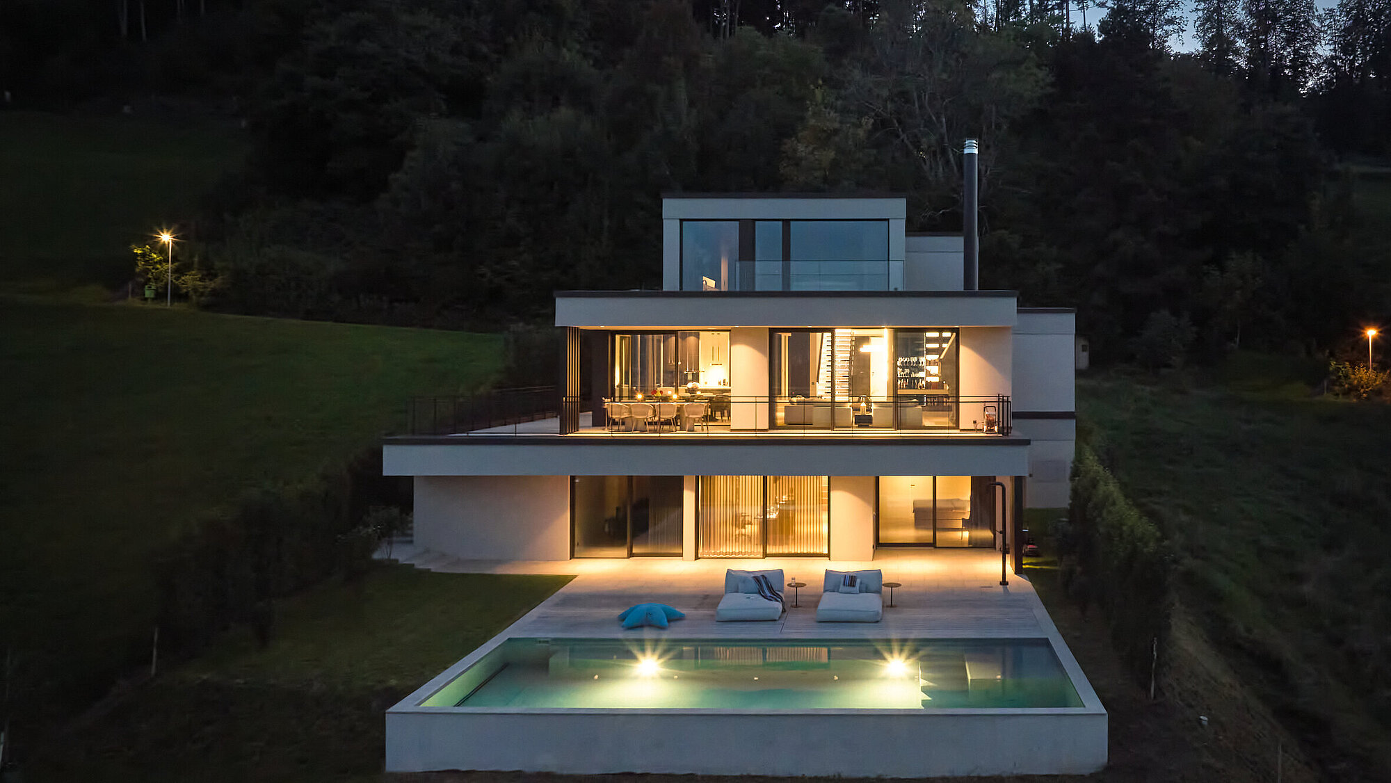 Das Einfamilienhaus MESA in der Aussenbereich, Gartenseite