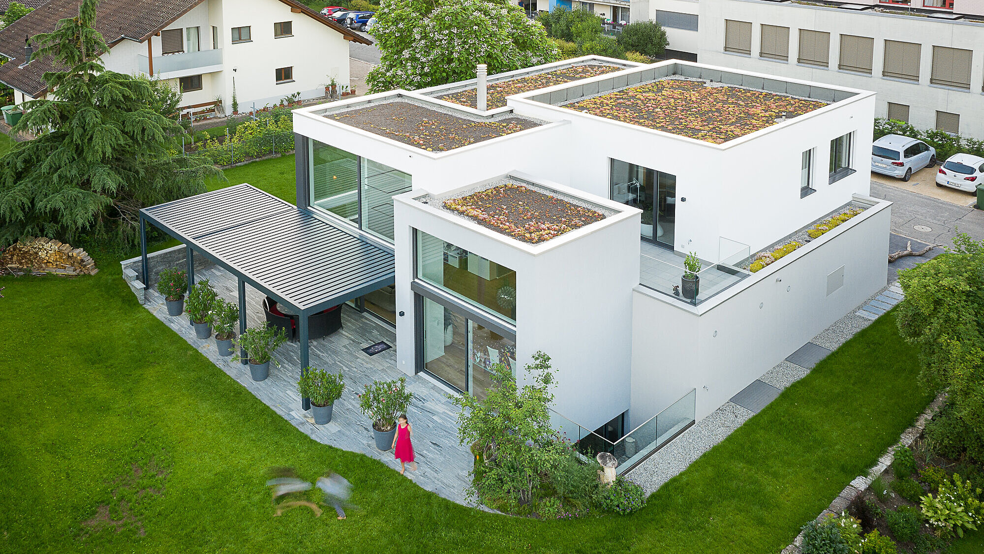 Das Einfamilienhaus TETRIS in der Aussenansicht, Garten