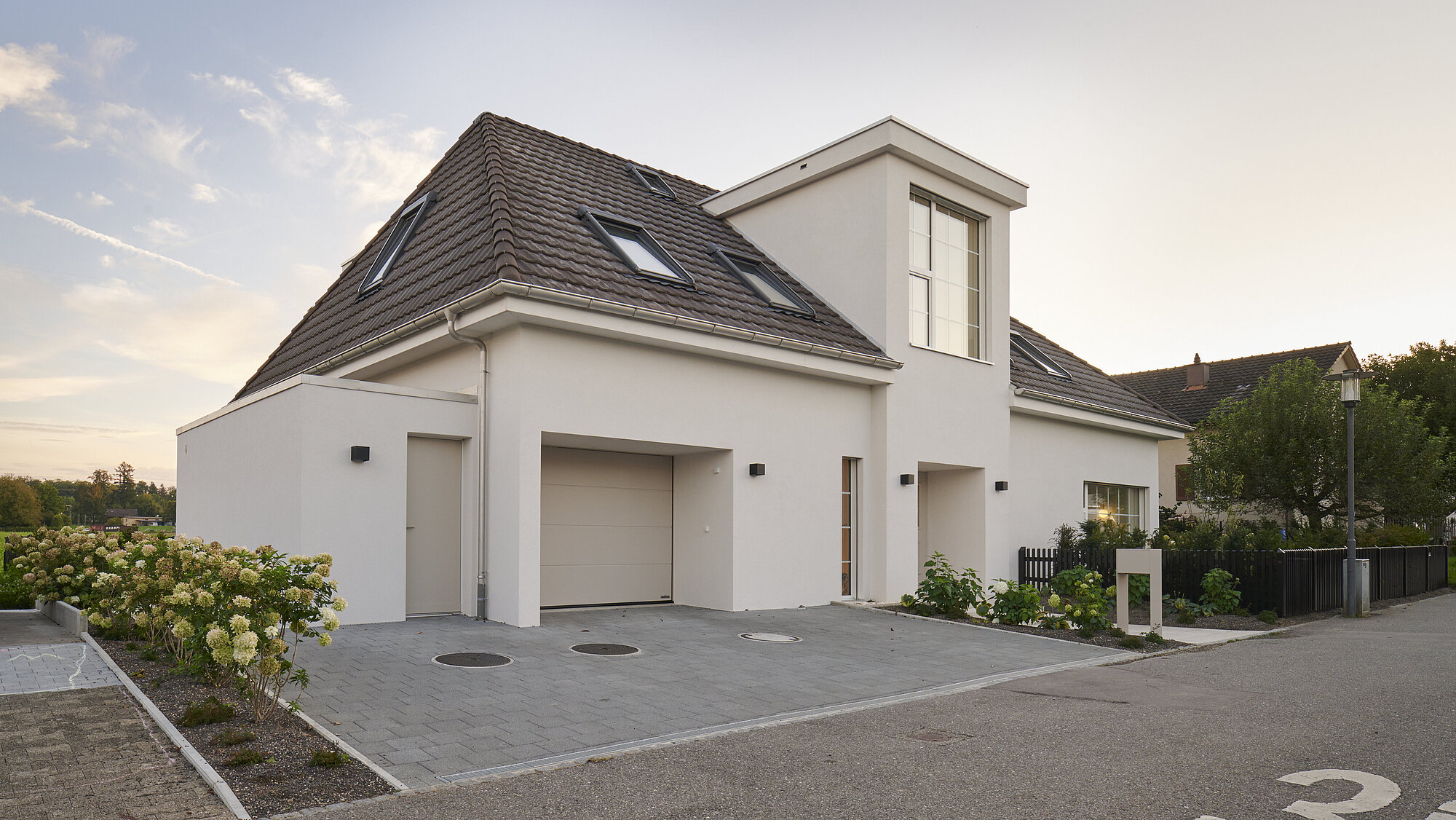 Das Einfamilienhaus MEADOW in der Aussenansicht, Strassenseite