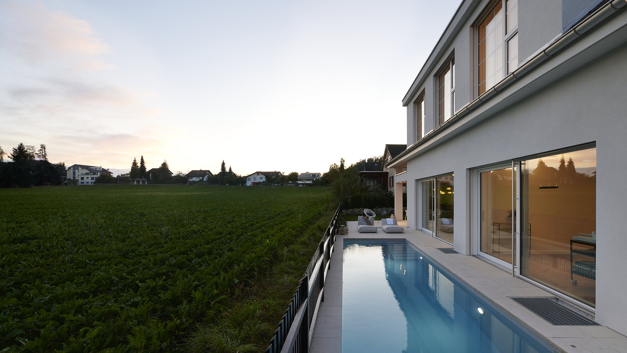 Das Einfamilienhaus MEADOW in der Aussenansicht, Pool