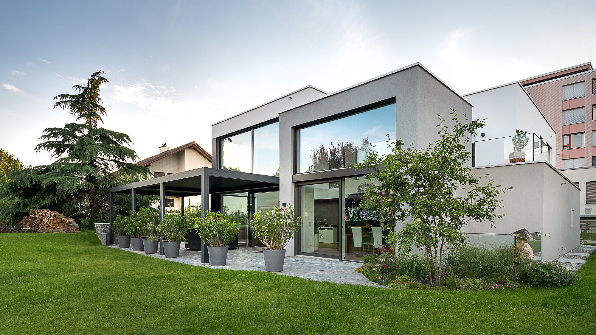 Das Einfamilienhaus TETRIS in der Aussenansicht, Garten