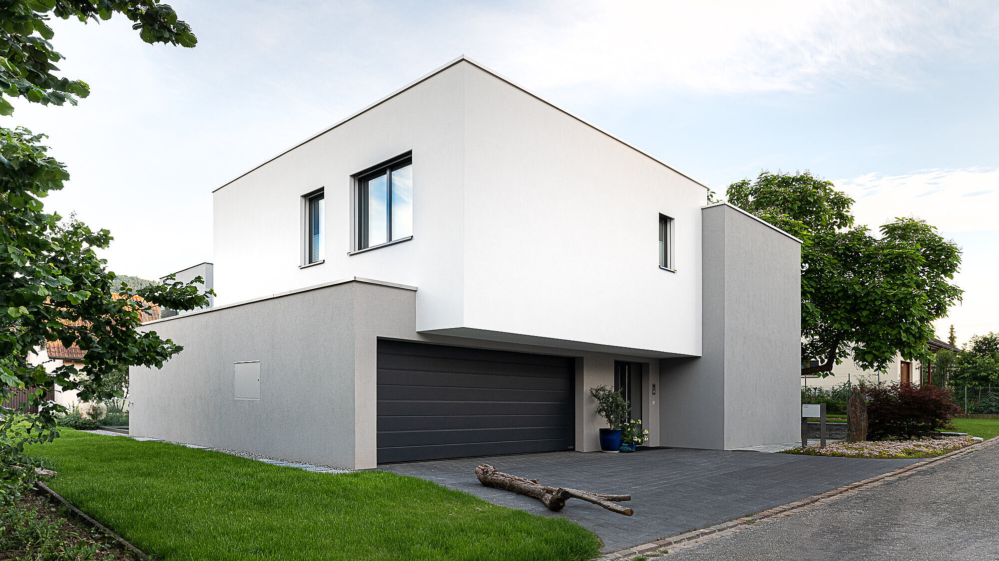 Das Einfamilienhaus TETRIS in der Aussenansicht, Strassenseite