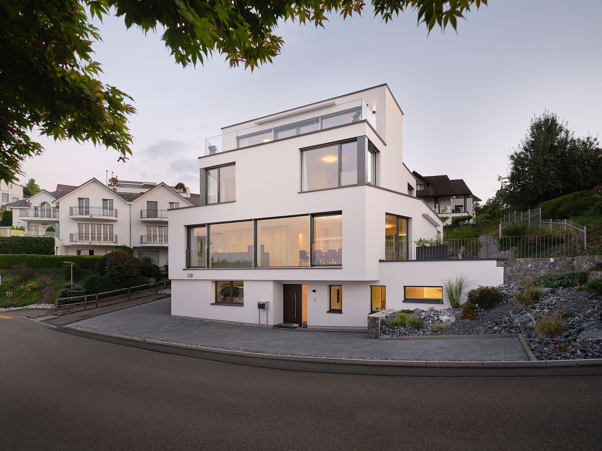 [Translate to English:] Das Einfamilienhaus COAST in der Aussenansicht, Strassenseite