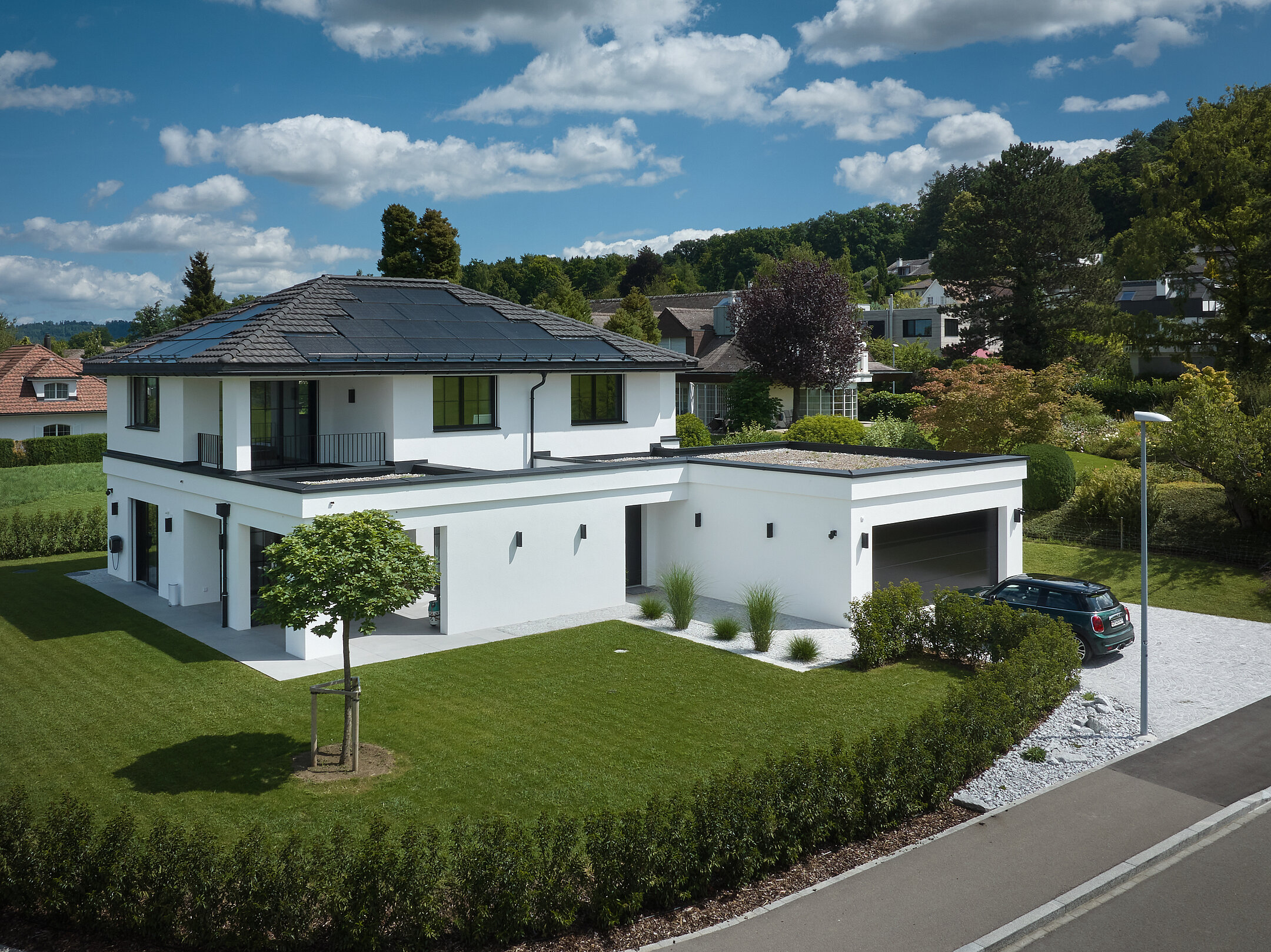 Das Einfamilienhaus KENSINGTON in der Aussenansicht, Garagenseite