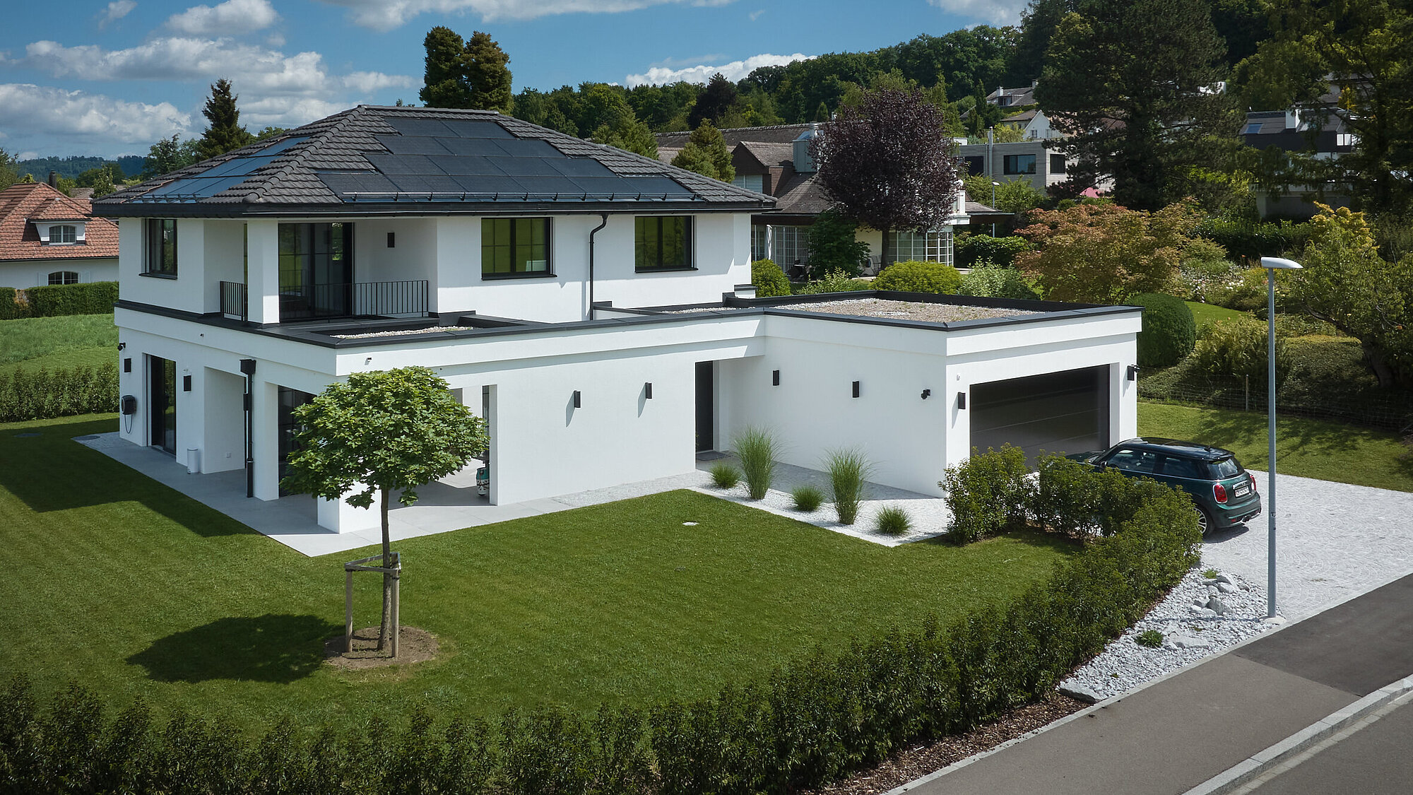 Das Einfamilienhaus KENSINGTON in der Aussenansicht, Garagenseite