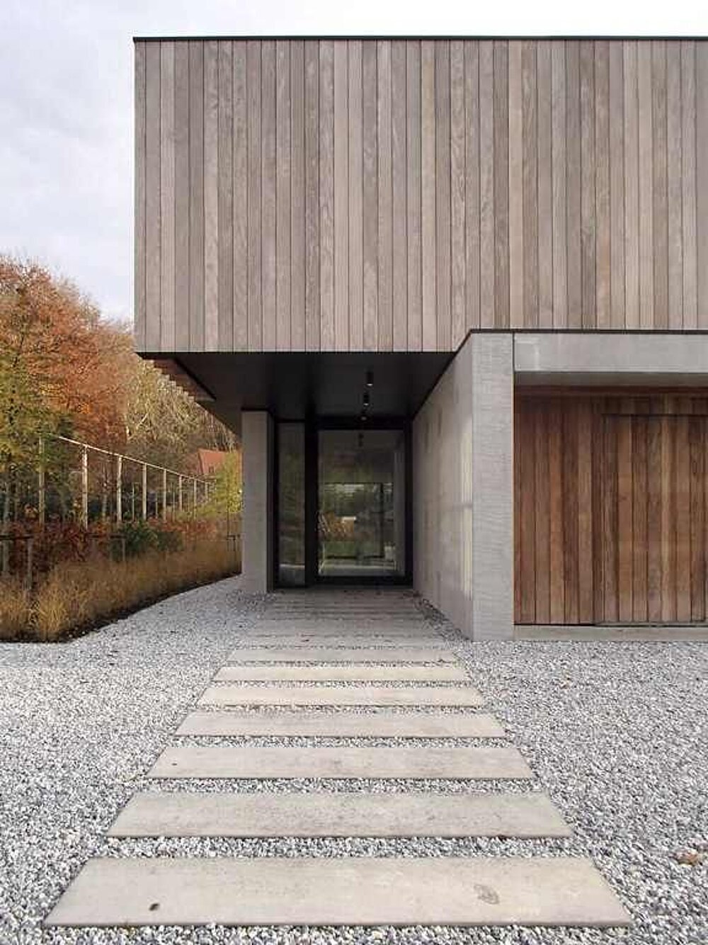 Modernes Haus mit Holzfassade