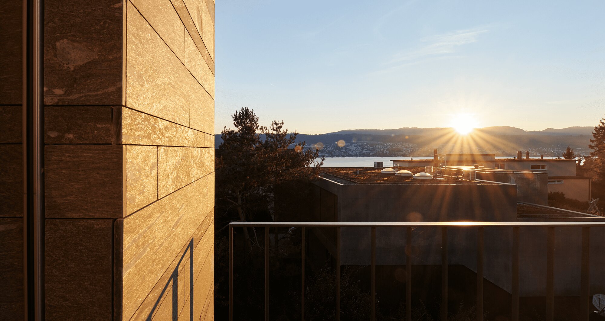 Das Einfamilienhaus KOENIGSEGG in der Aussenansicht, Terrasse