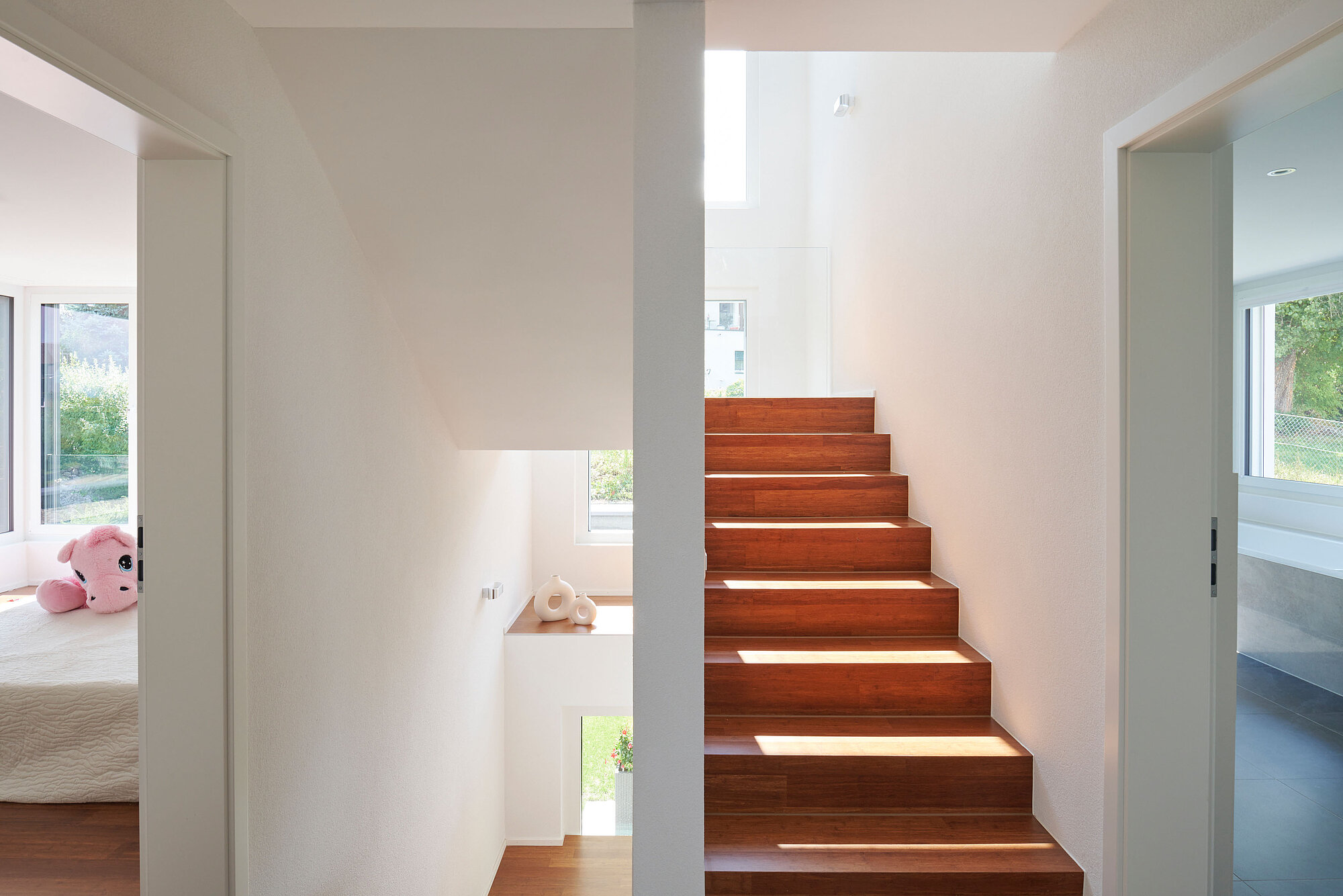 [Translate to English:] Das Einfamilienhaus COAST in der Innenansicht, Treppe