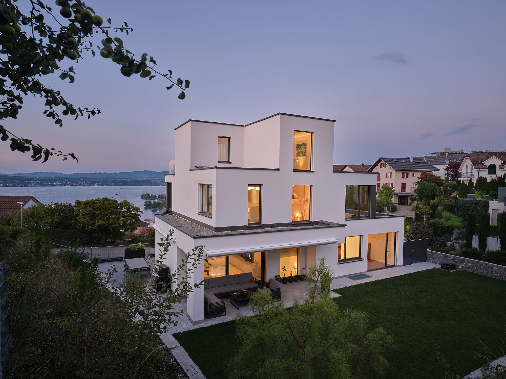 [Translate to English:] Das Einfamilienhaus COAST in der Aussenansicht, Seesicht
