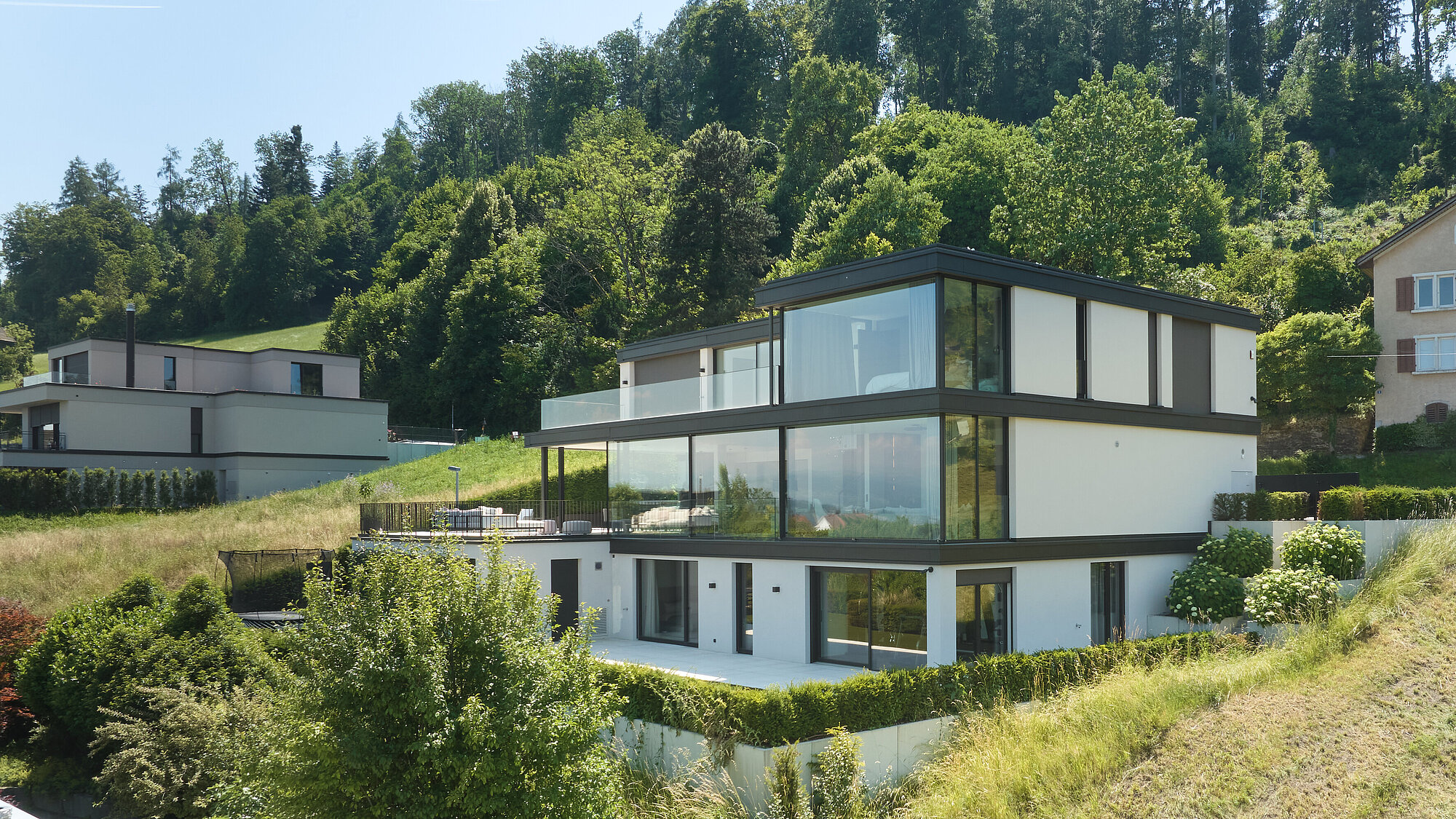 Das Einfamilienhaus VILLA OPERA in der Aussenansicht, Drohnenaufnahme