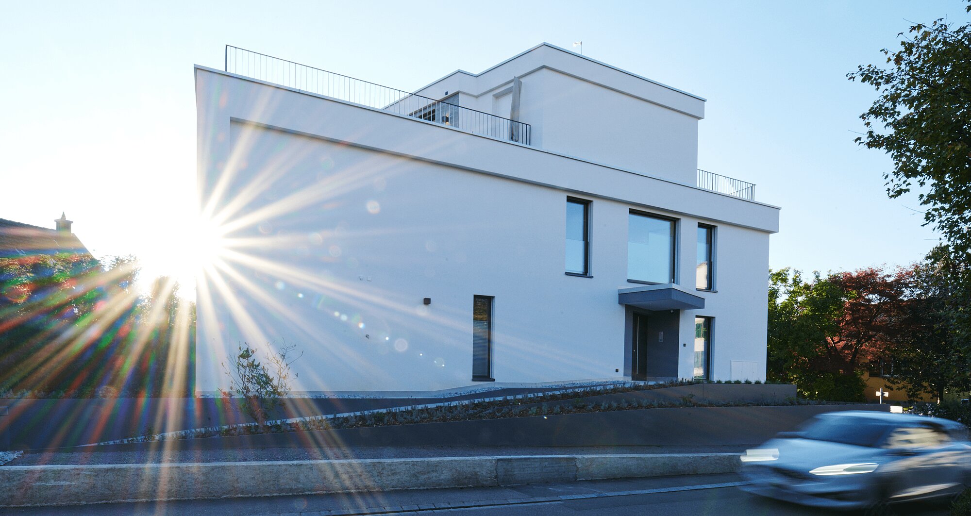 Das Einfamilienhaus KOENIGSEGG in der Aussenansicht, Strassenseite