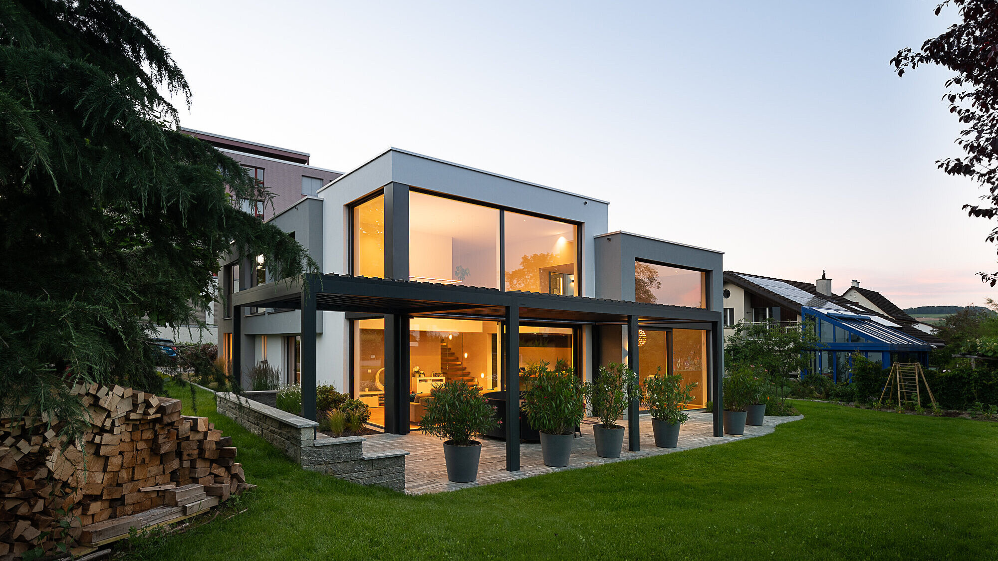 Das Einfamilienhaus TETRIS in der Aussenansicht, Garten