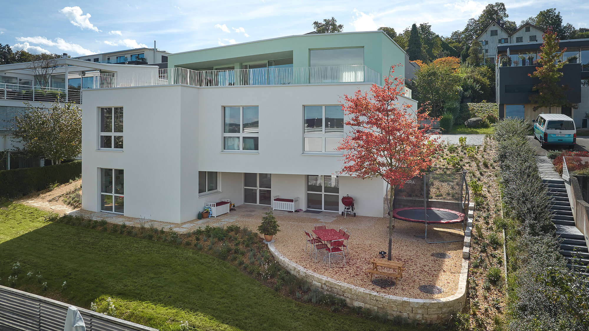 [Translate to English:] Das Einfamilienhaus ALEA in der Aussenansicht, Garten