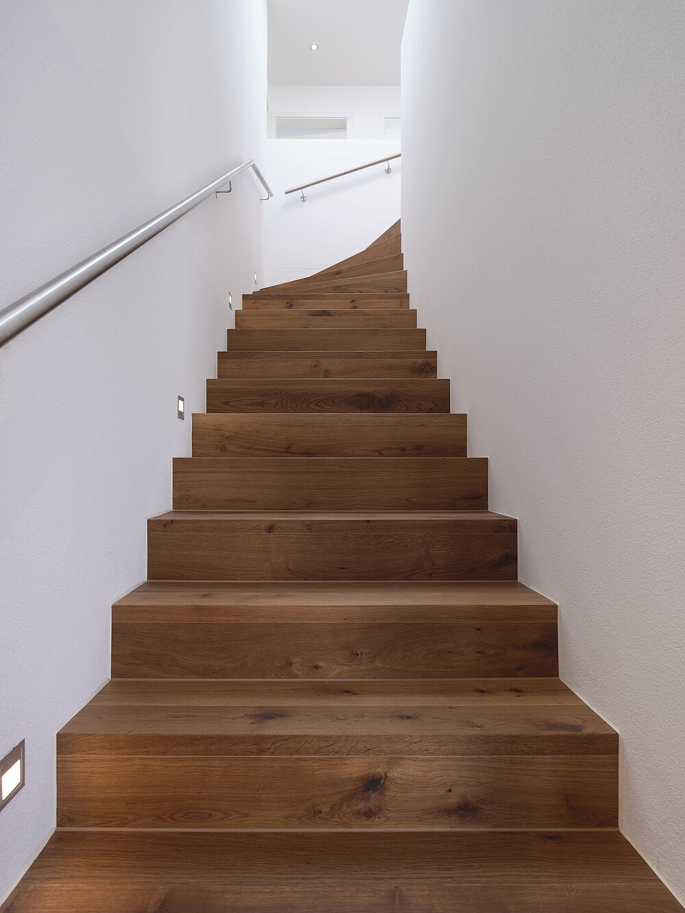 Das Einfamilienhaus VITIS VINIFERA in der Innenansicht, Treppe