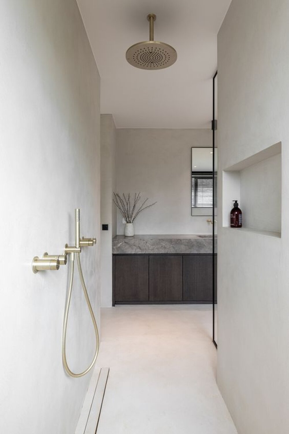 Bathroom with a walk-in shower and a restrained design