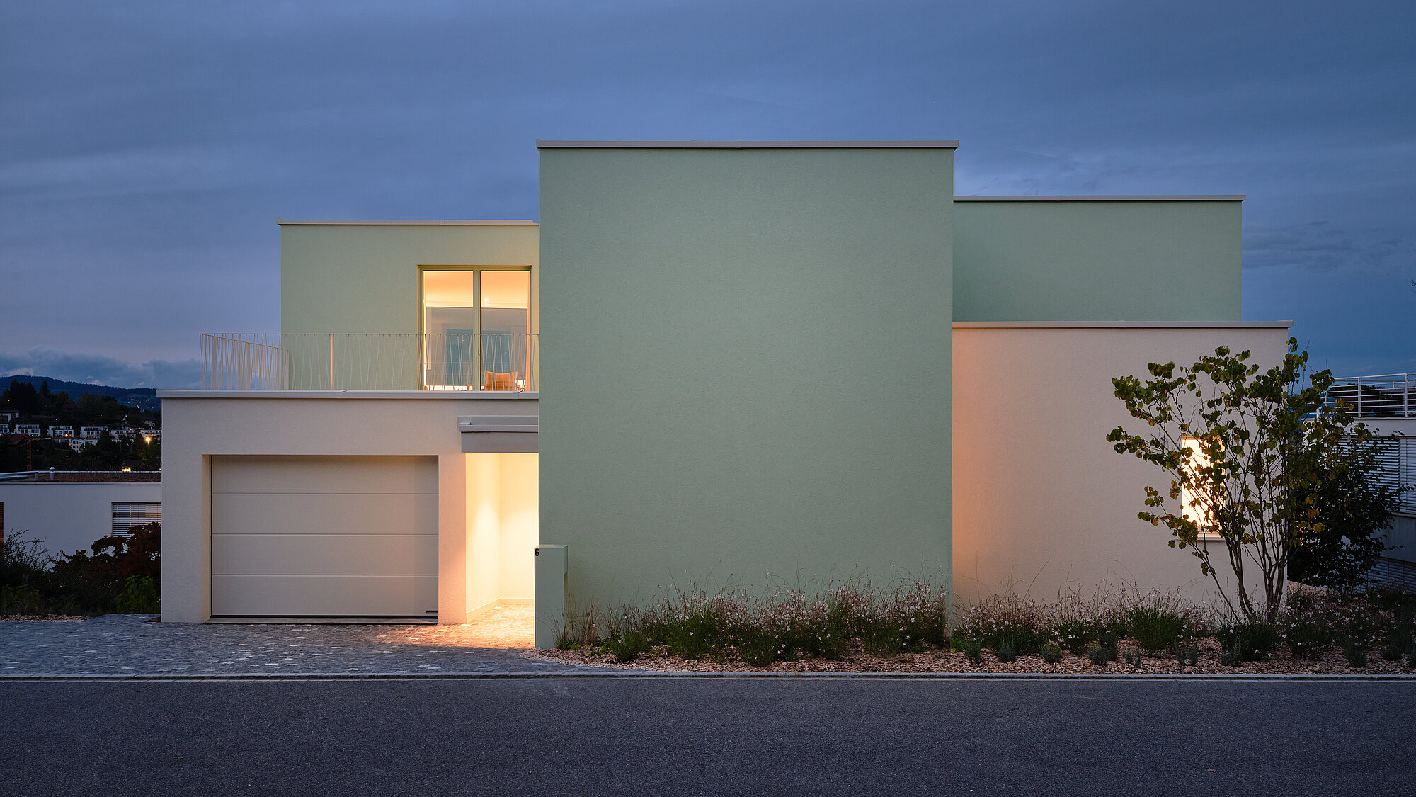 [Translate to English:] Das Einfamilienhaus ALEA in der Aussenansicht, Strassenseite