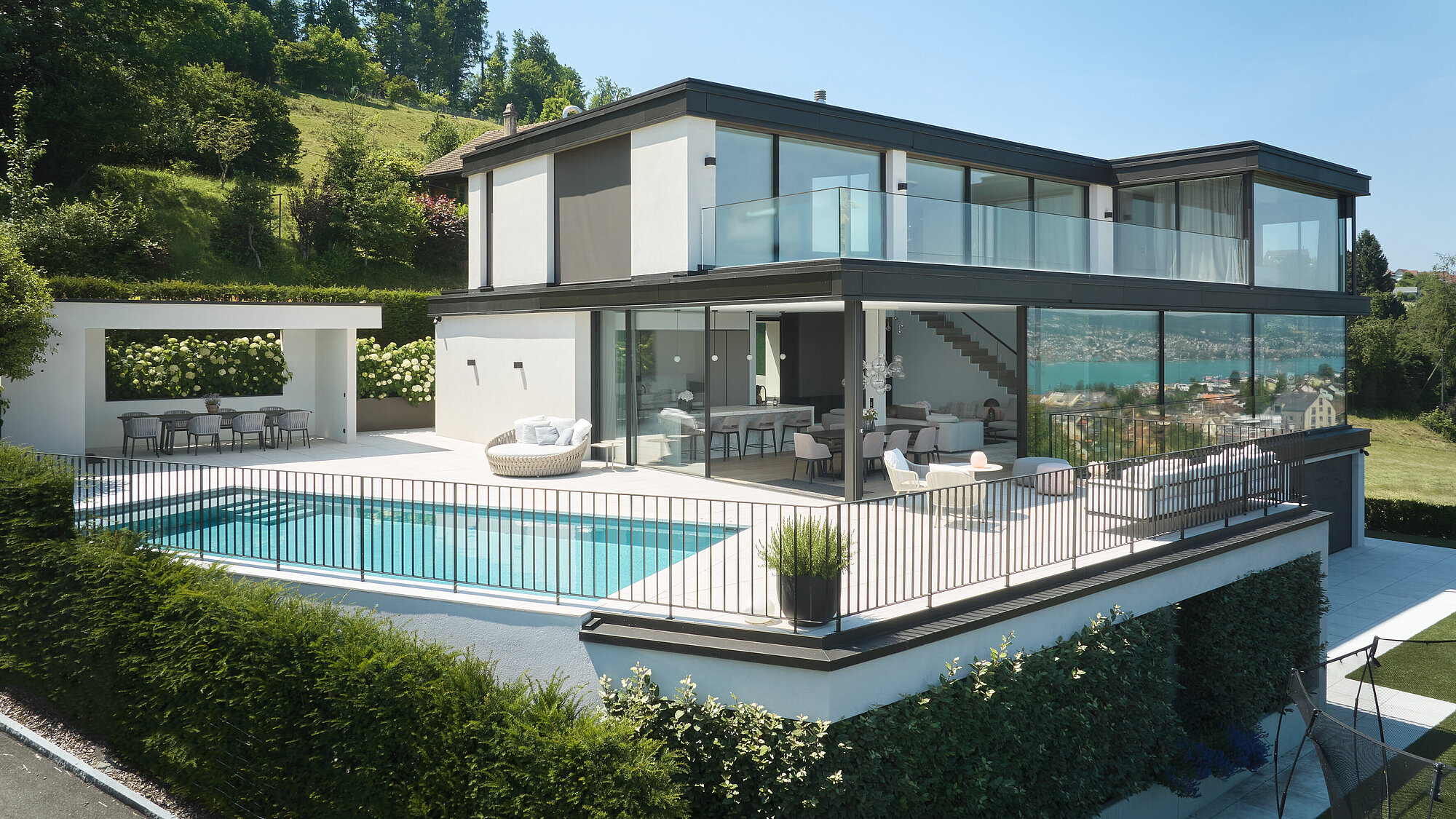 Das Einfamilienhaus VILLA OPERA in der Aussenansicht, Poolseite