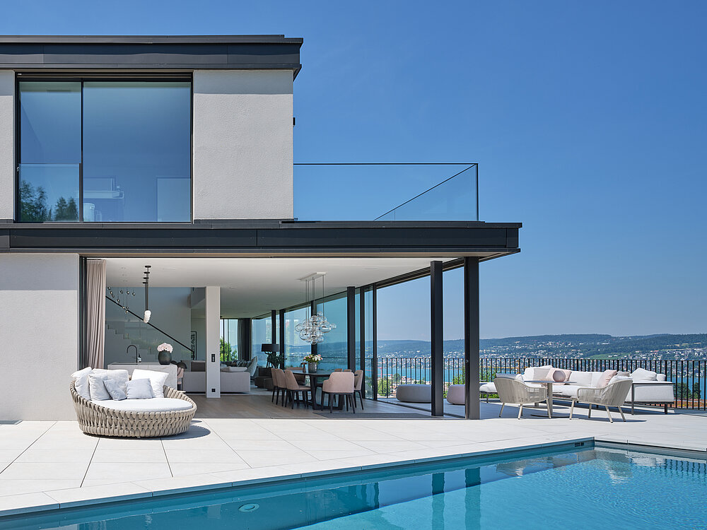 Das Einfamilienhaus VILLA OPERA in der Aussenansicht, Pool