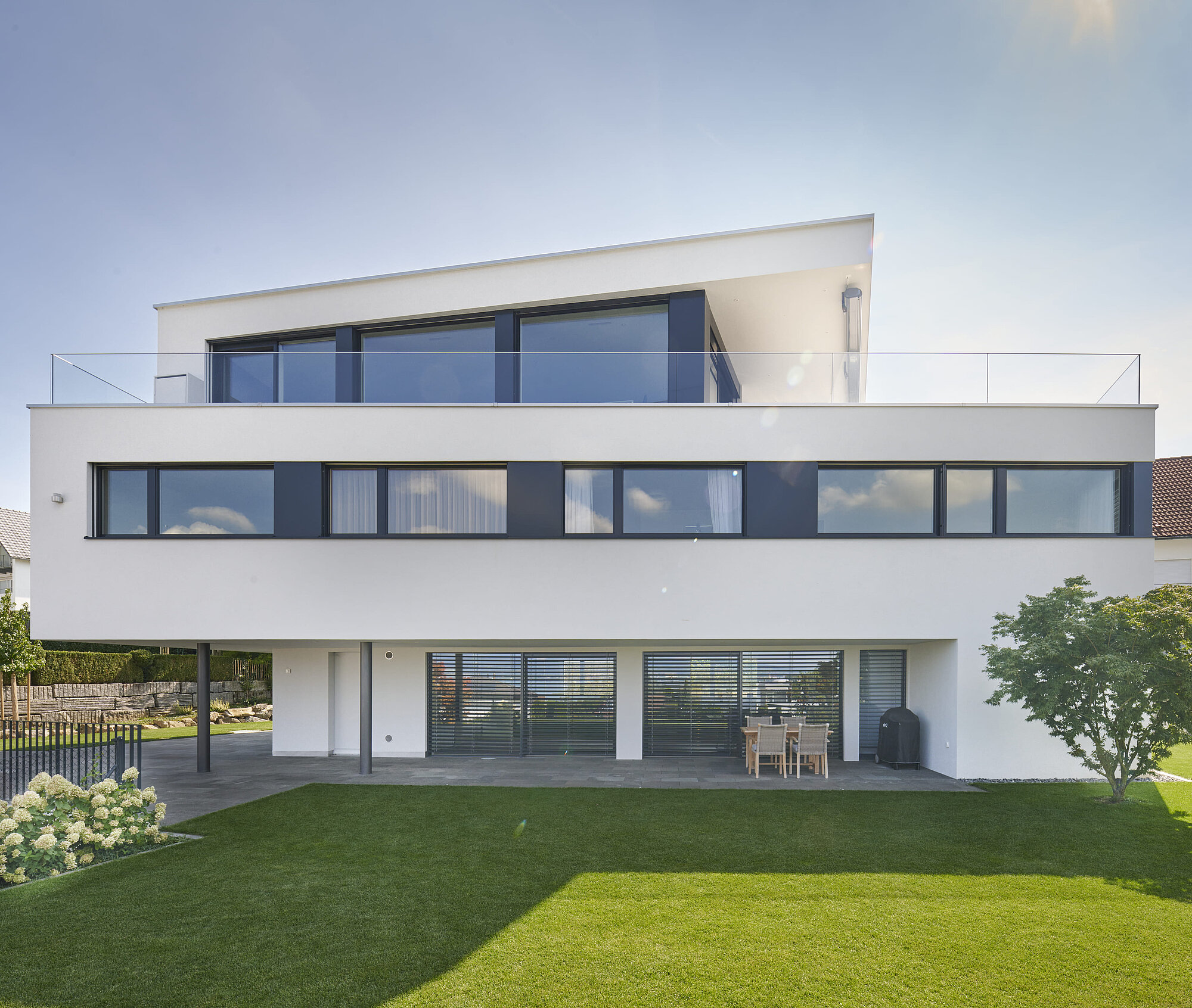 Exterior view of the BELLEVUE detached house, garden