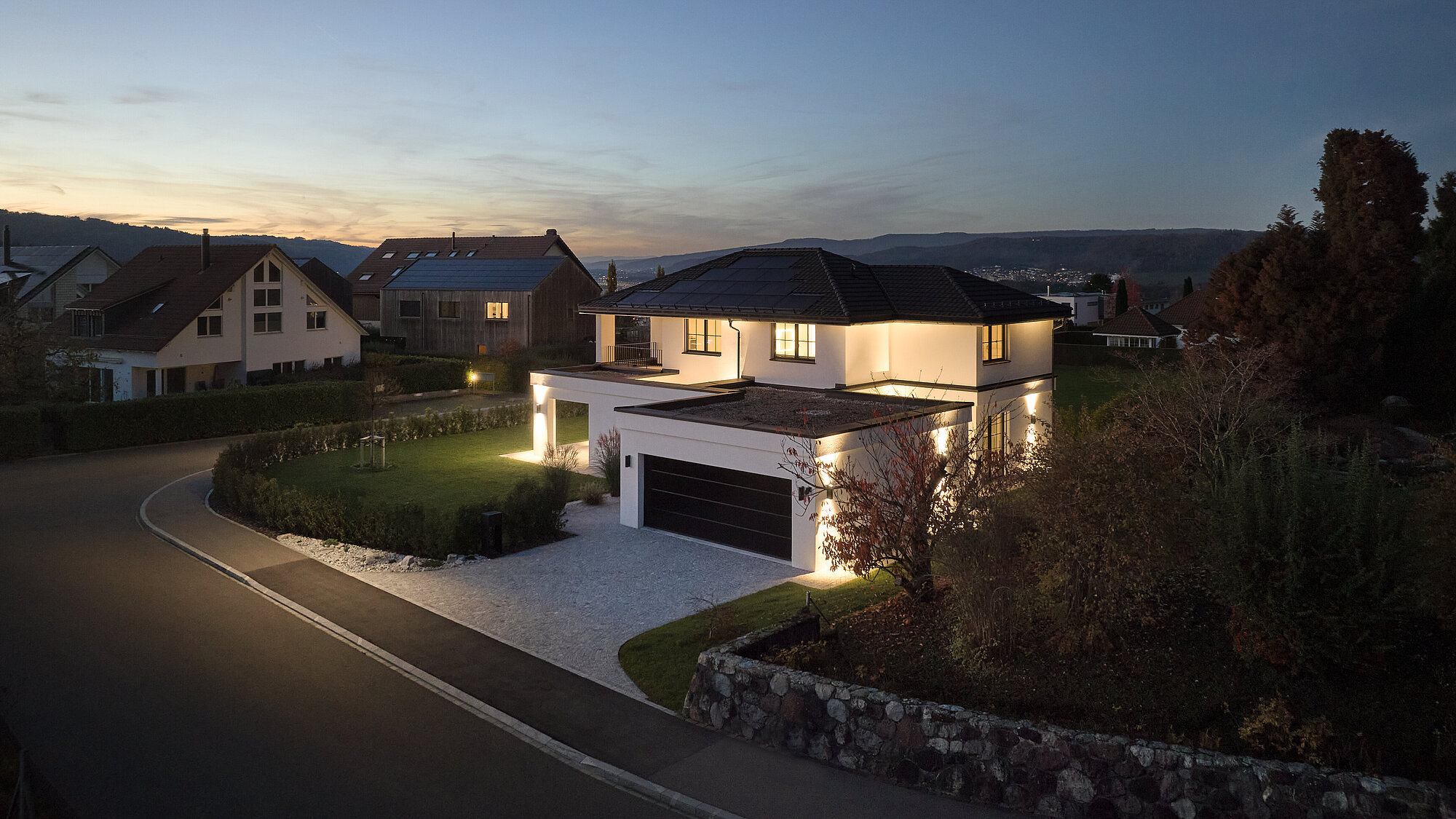 Das Einfamilienhaus KENSINGTON in der Aussenansicht, Garagenseite