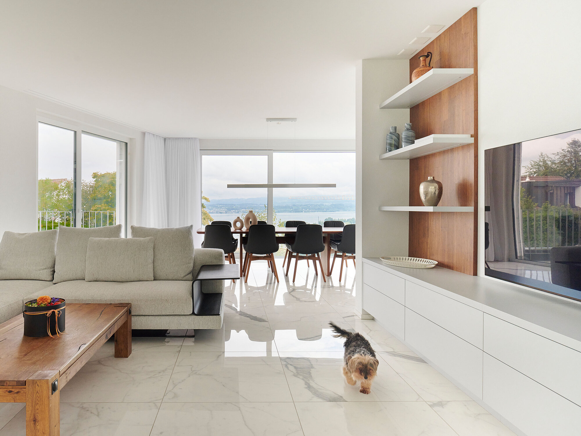 [Translate to English:] Das Einfamilienhaus COAST in der Innenansicht, Wohnzimmer