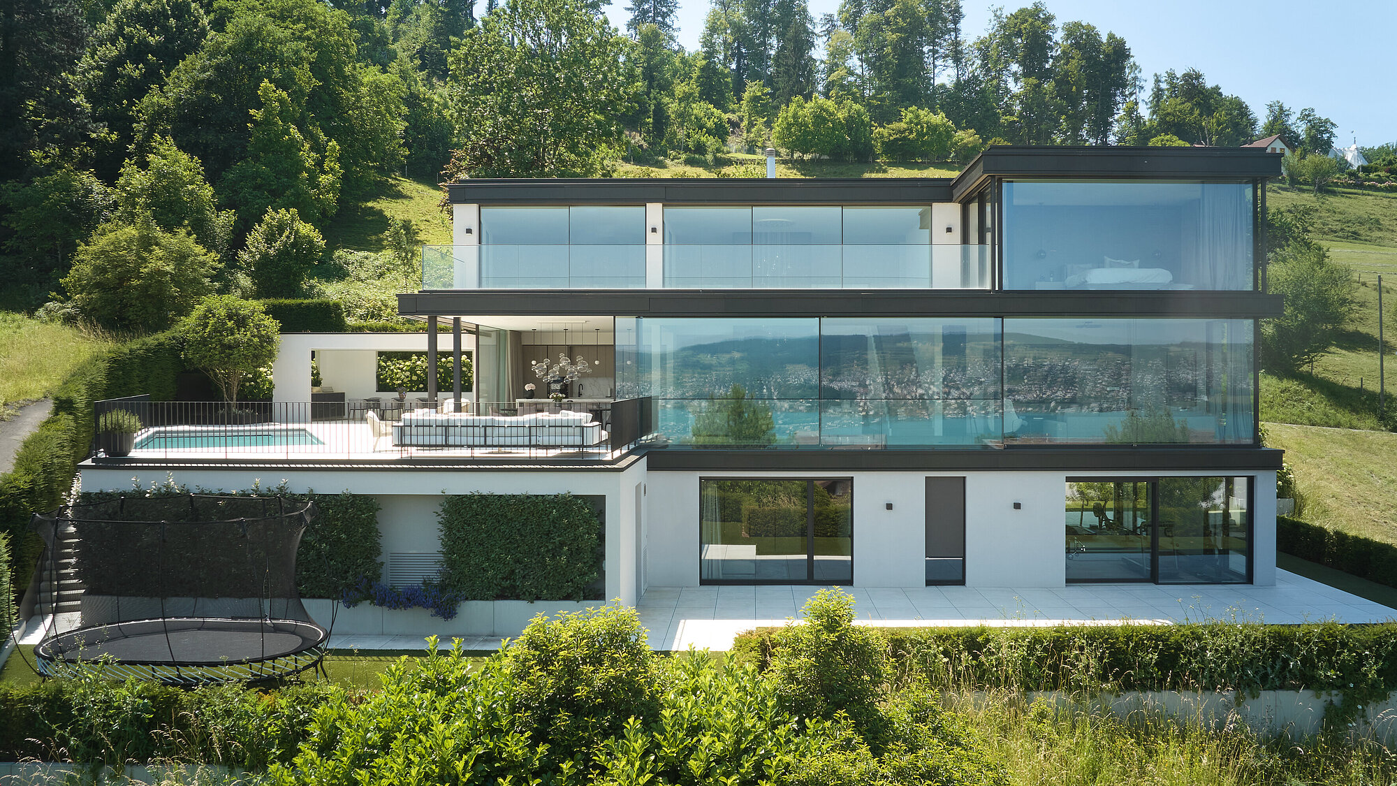 Das Einfamilienhaus VILLA OPERA in der Aussenansicht, Drohnenaufnahme