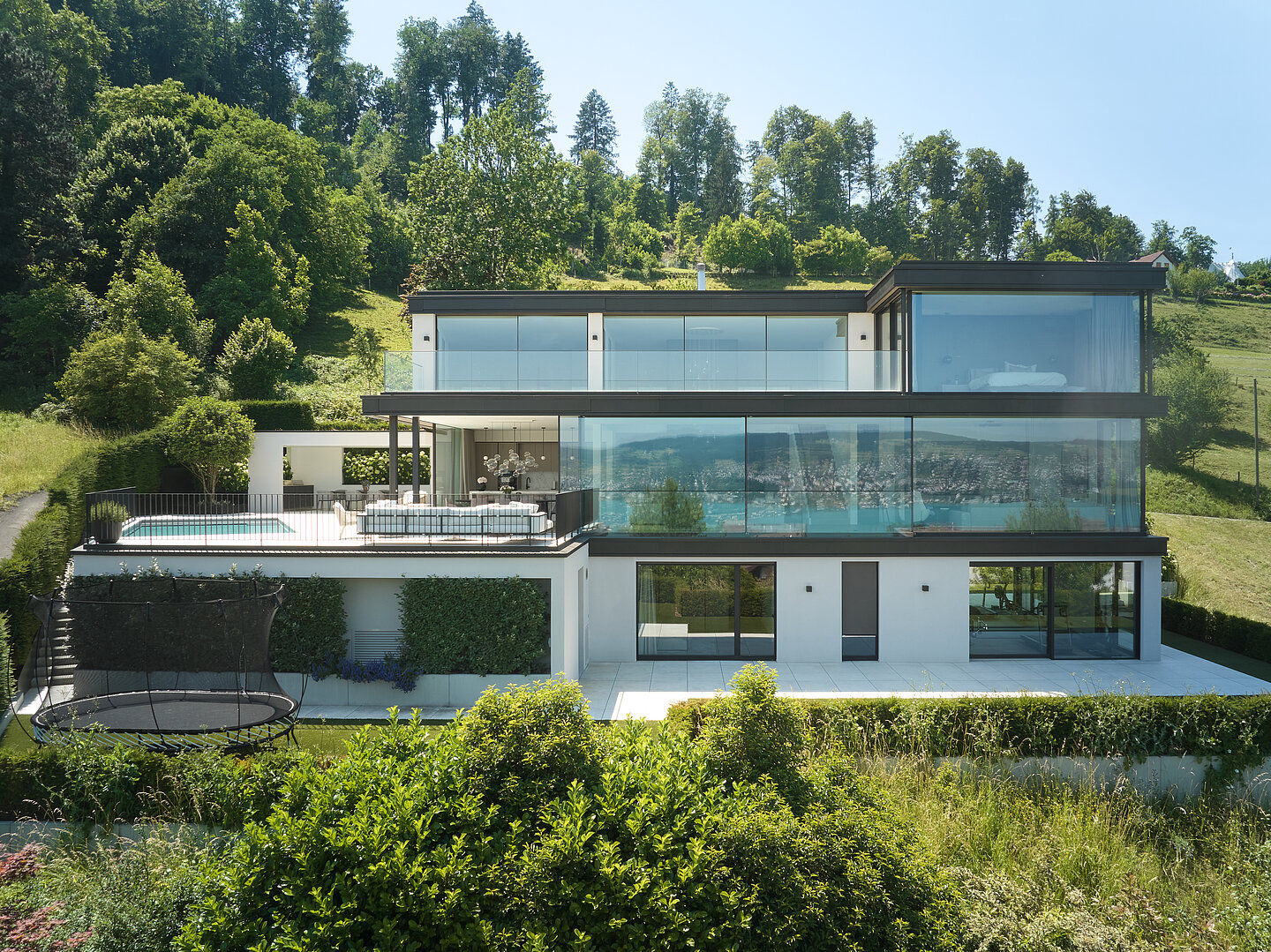 Das Einfamilienhaus VILLA OPERA in der Aussenansicht, Drohnenaufnahme
