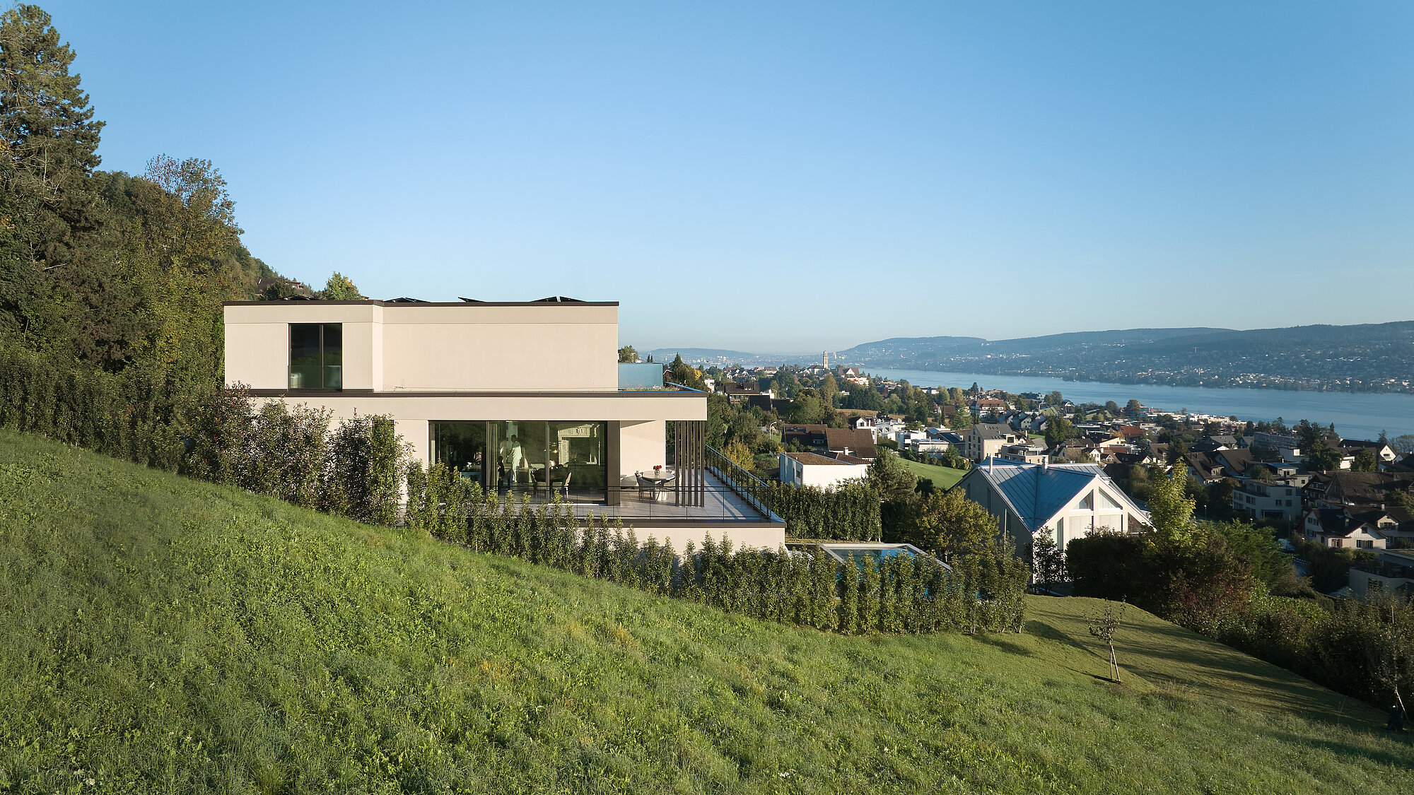 Das Einfamilienhaus MESA  in der Aussenbereich, Gartenseite