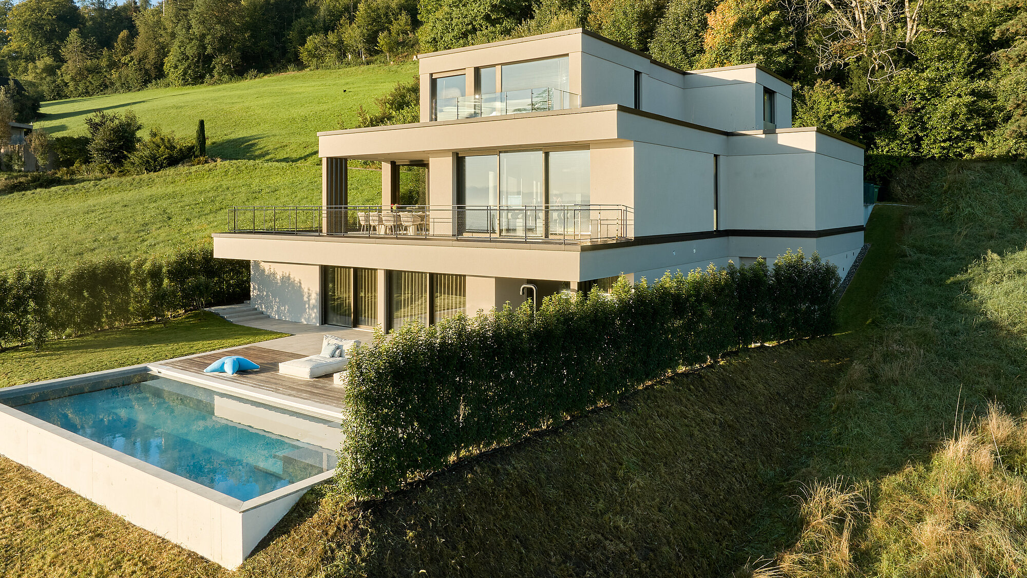 Das Einfamilienhaus MESA in der Aussenbereich, Gartenseite