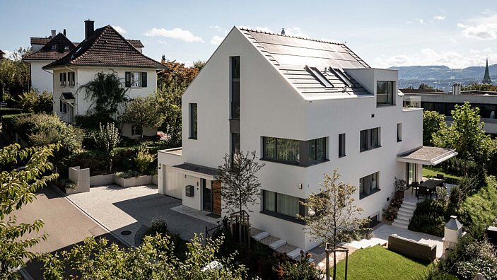Fotografie aus Drohnenperspektive auf ein Architektenhaus mit Schiefdach.