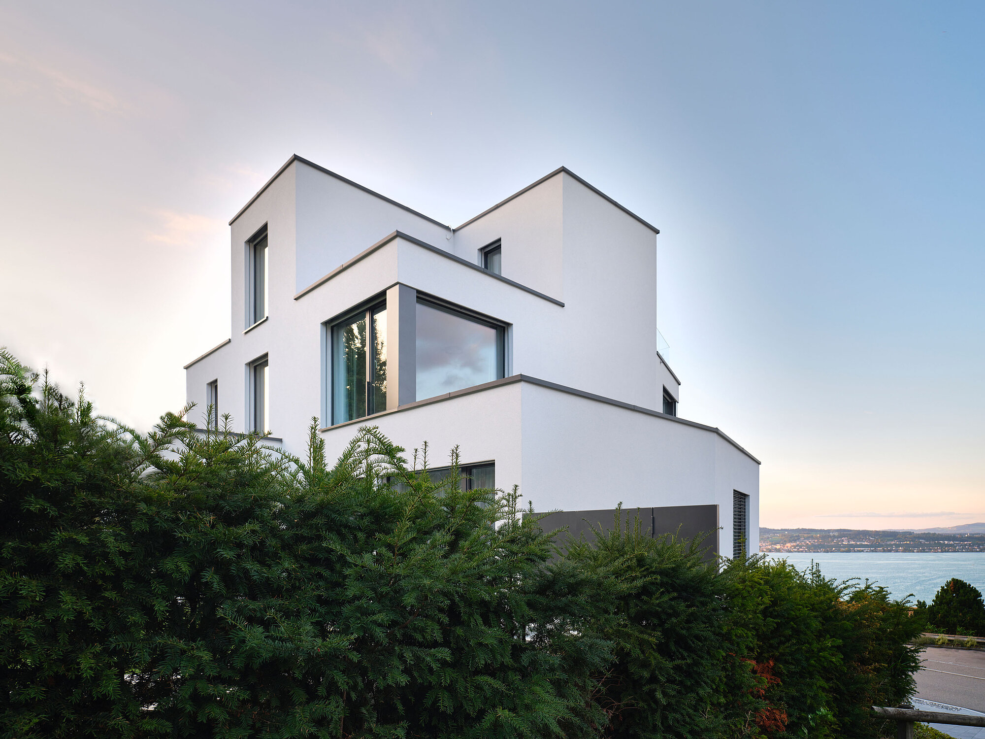 [Translate to English:] Das Einfamilienhaus COAST in der Aussenansicht, Seesicht