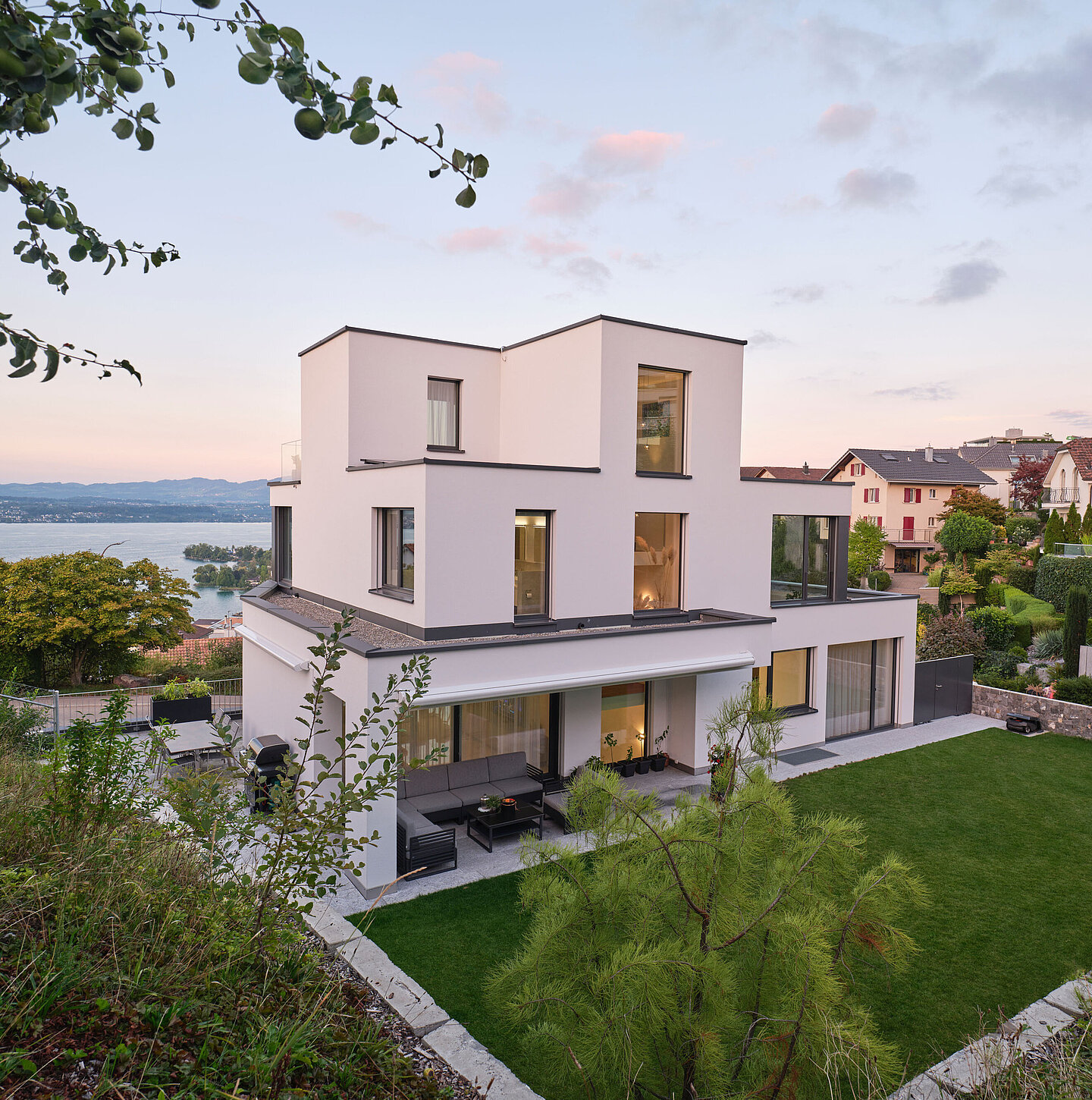 [Translate to English:] Das Einfamilienhaus COAST in der Aussenansicht, Garten