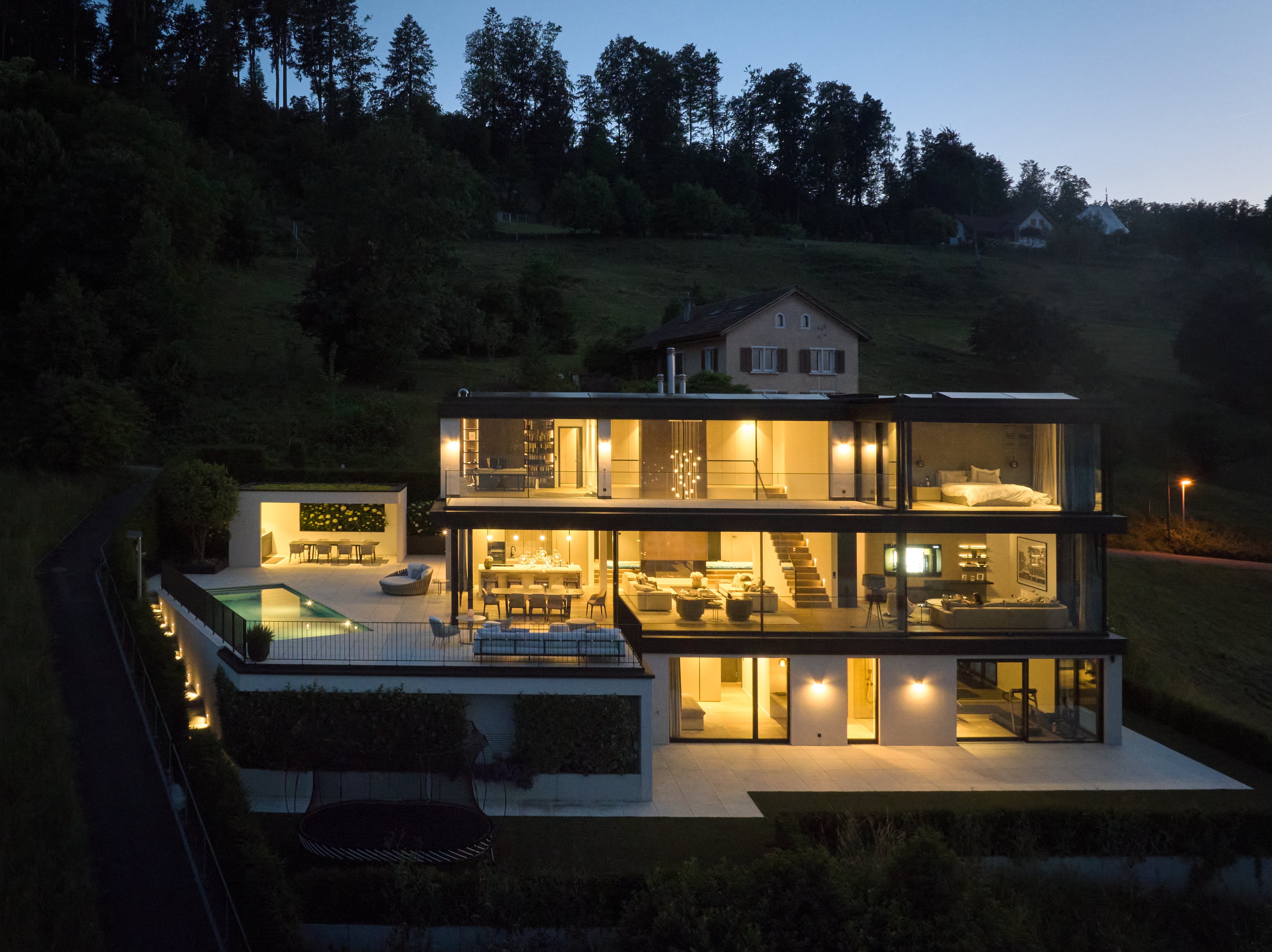 Das Einfamilienhaus VILLA OPERA in der Aussenansicht, Drohnenaufnahme